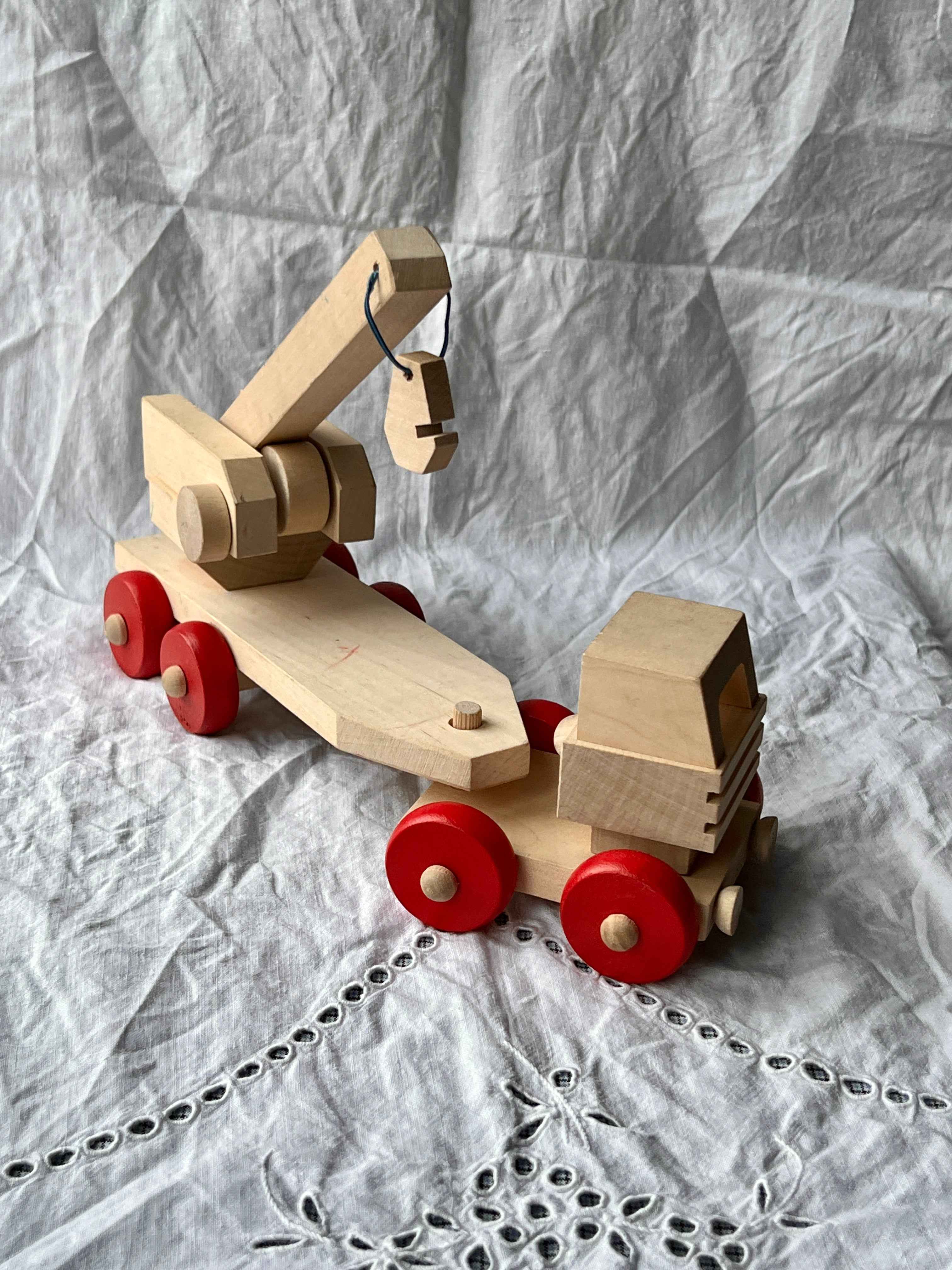 Trælegetøj – kranbil med røde hjul