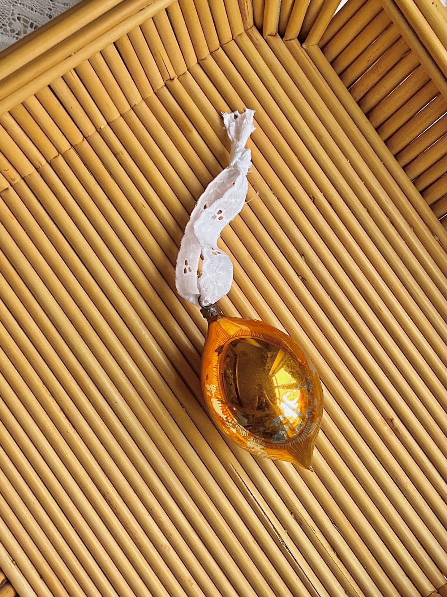 Fransk julekugle i glas med vintage broderi anglaise bånd