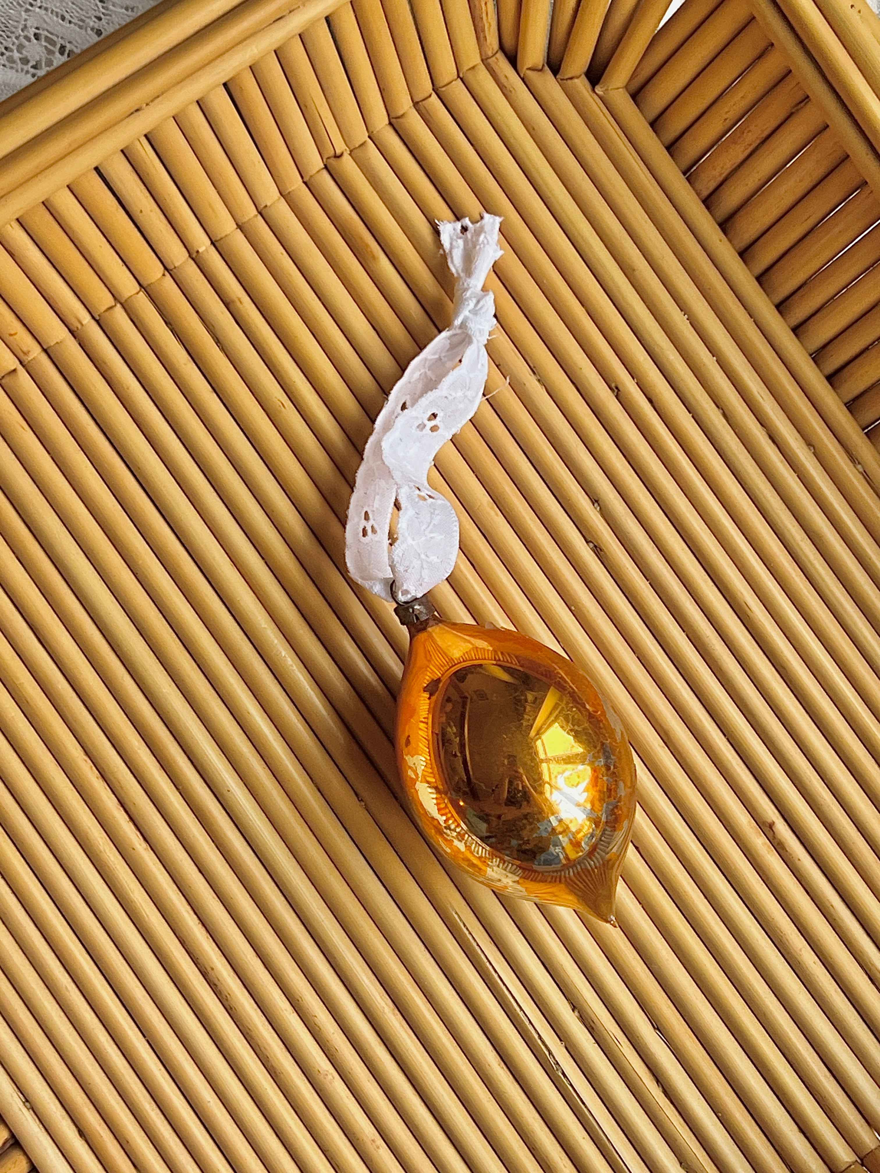 Fransk julekugle i glas med vintage broderi anglaise bånd