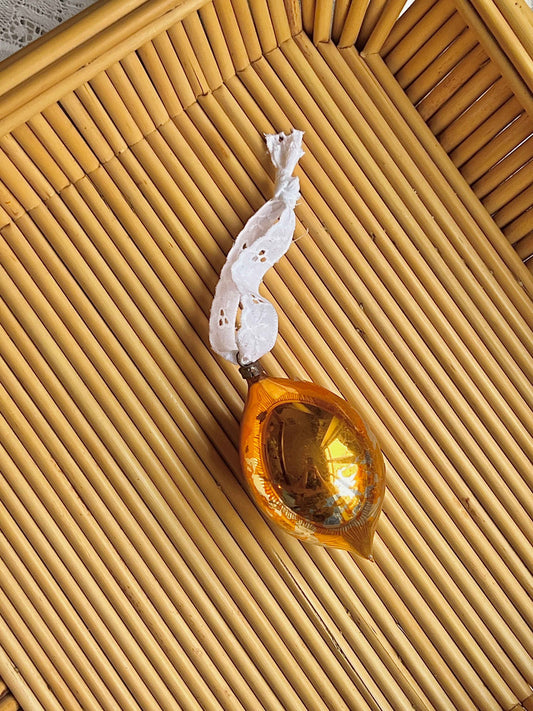 Fransk julekugle i glas med vintage broderi anglaise bånd