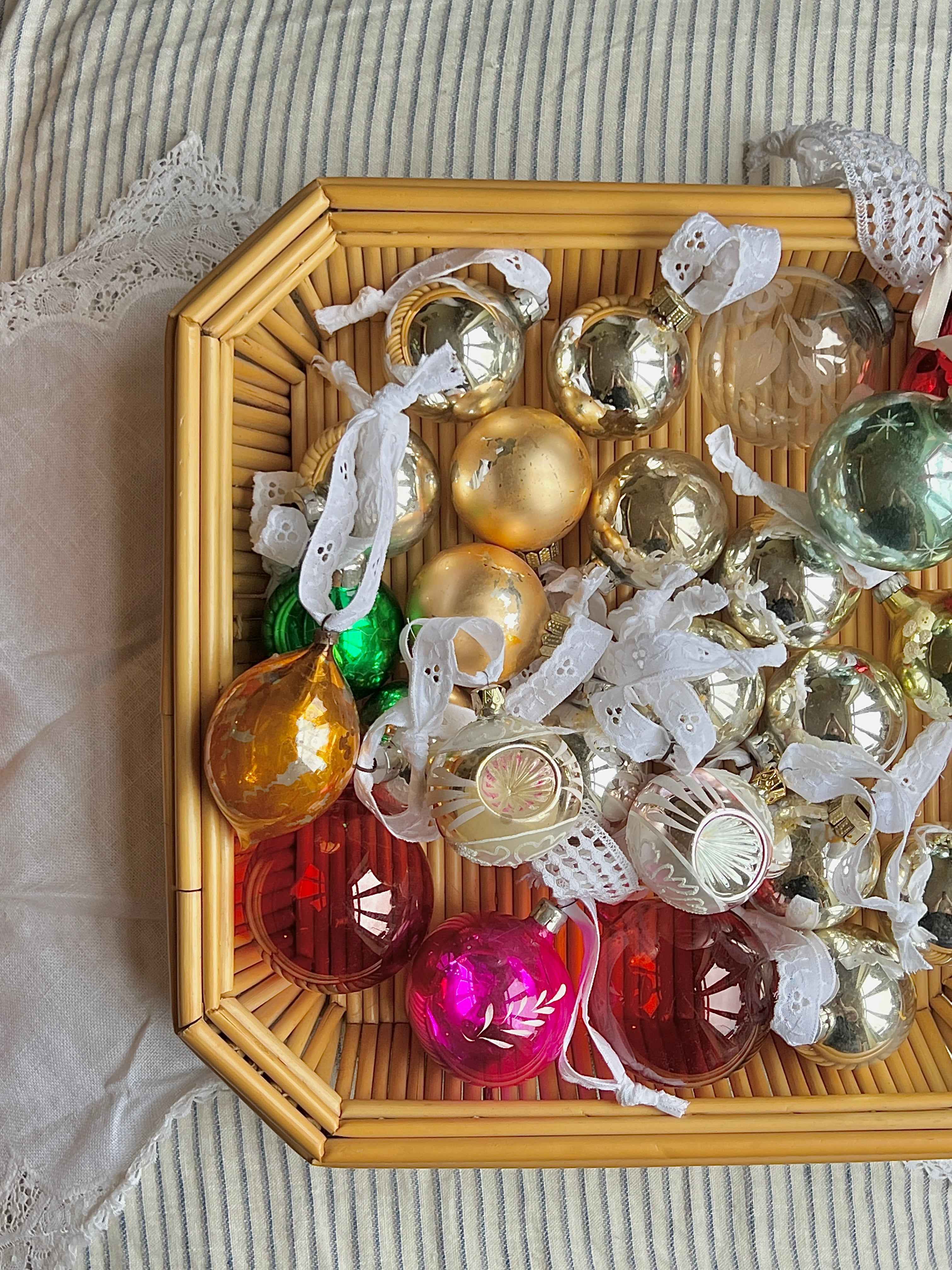 Fransk julekugle i pink glas med vintage broderi anglaise bånd