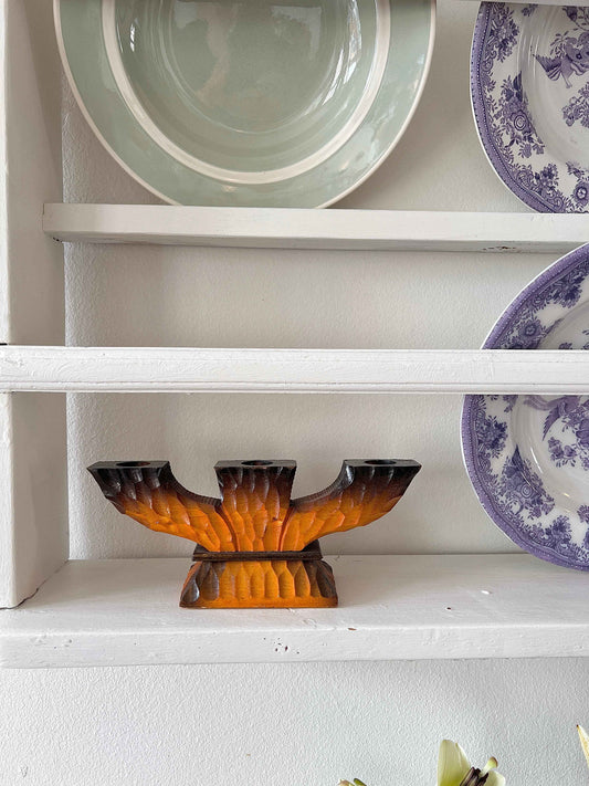 Lysestage i håndskåret træ til kronlys