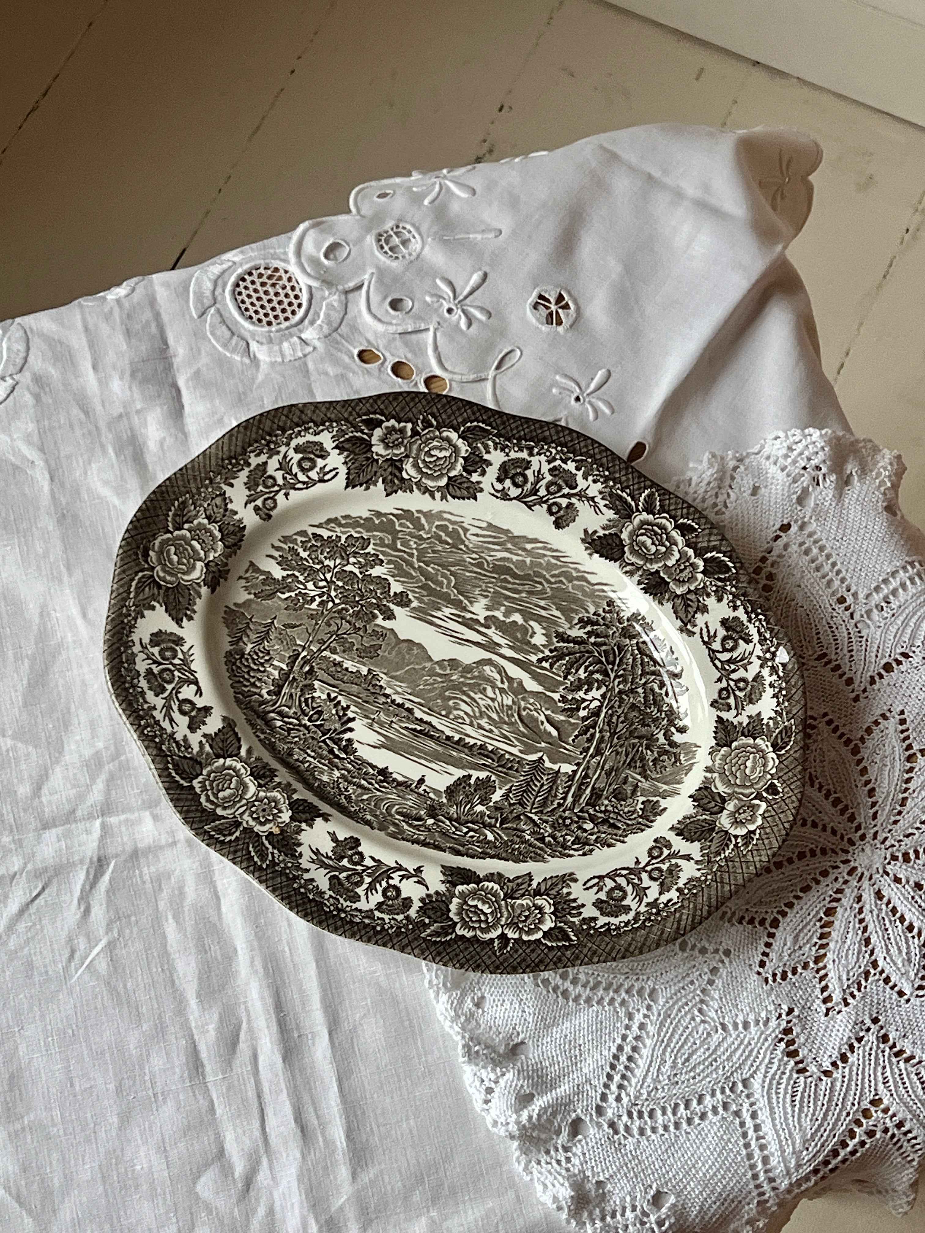 Vintage Wedgwood engelsk serveringsfad med brunt mønster · L31 x B24,5 cm