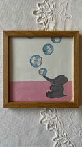 Babar-illustration i træramme - sæbebobler