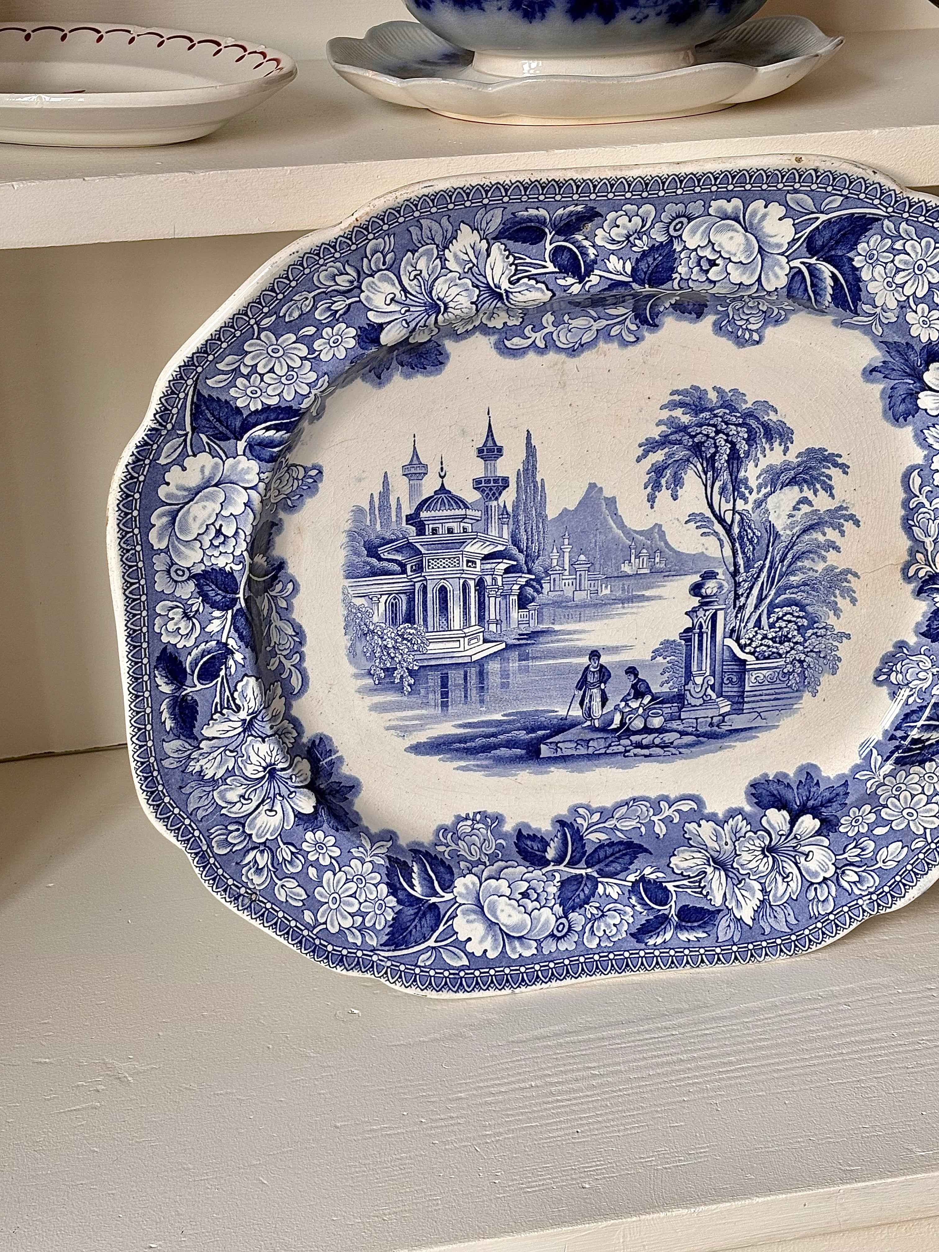 Stort vintage engelsk porcelænsfad med dekoration · L39,5 x B33 cm