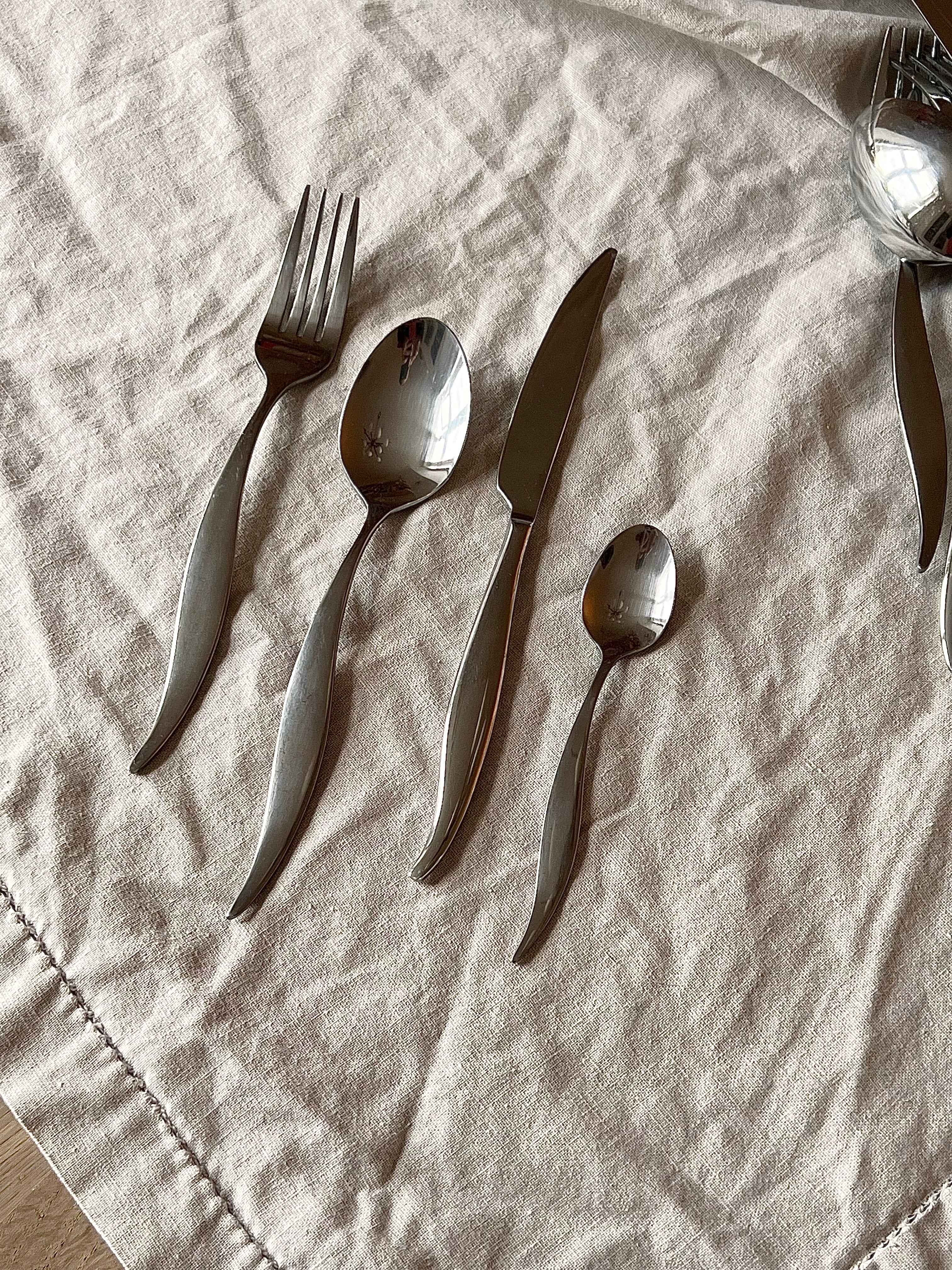 Rustfrit stål bestik med buet design, sæt a 4