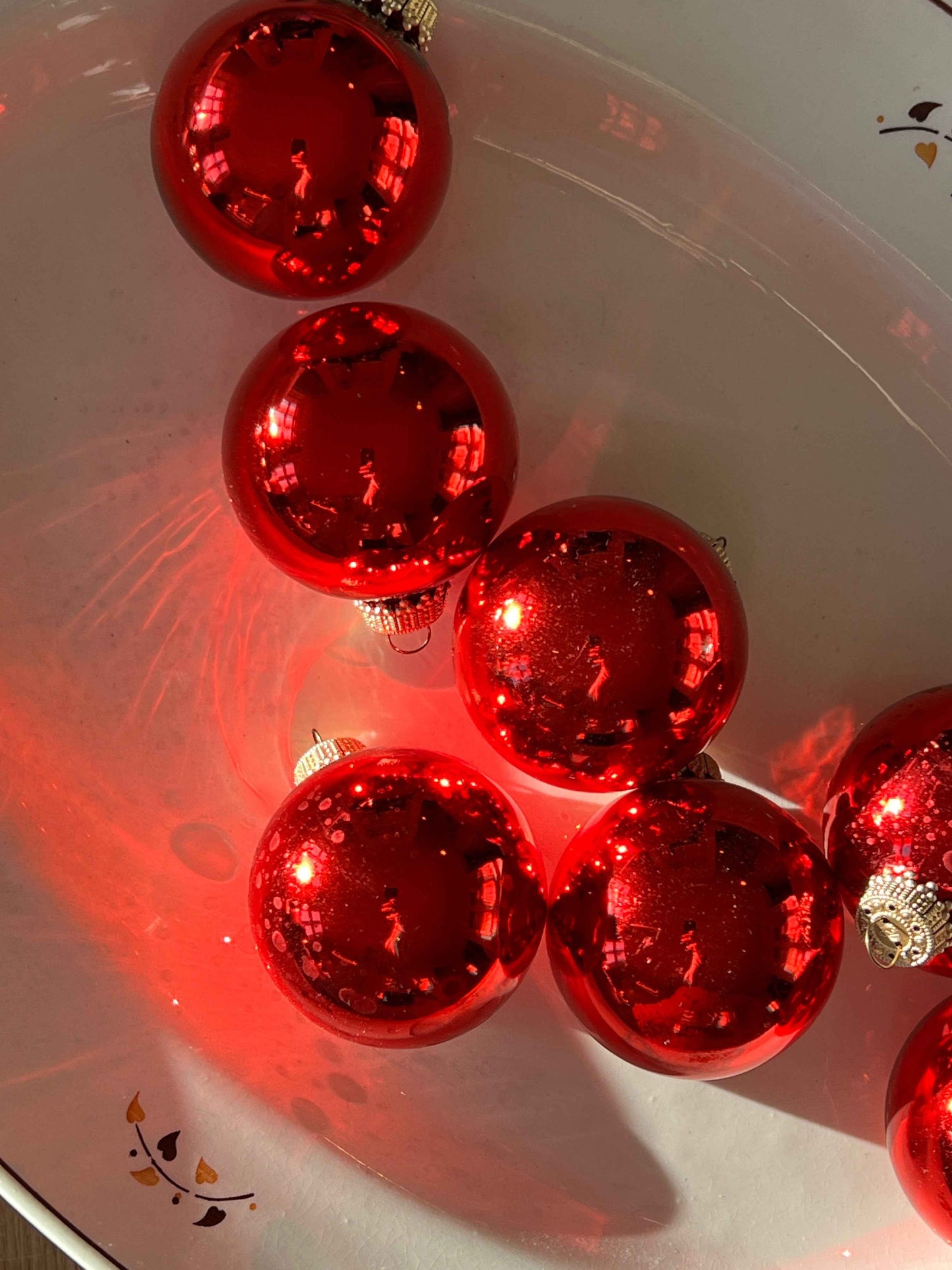 Fransk vintage julekugle i rød – Ø7 cm (silkebånd ophæng)