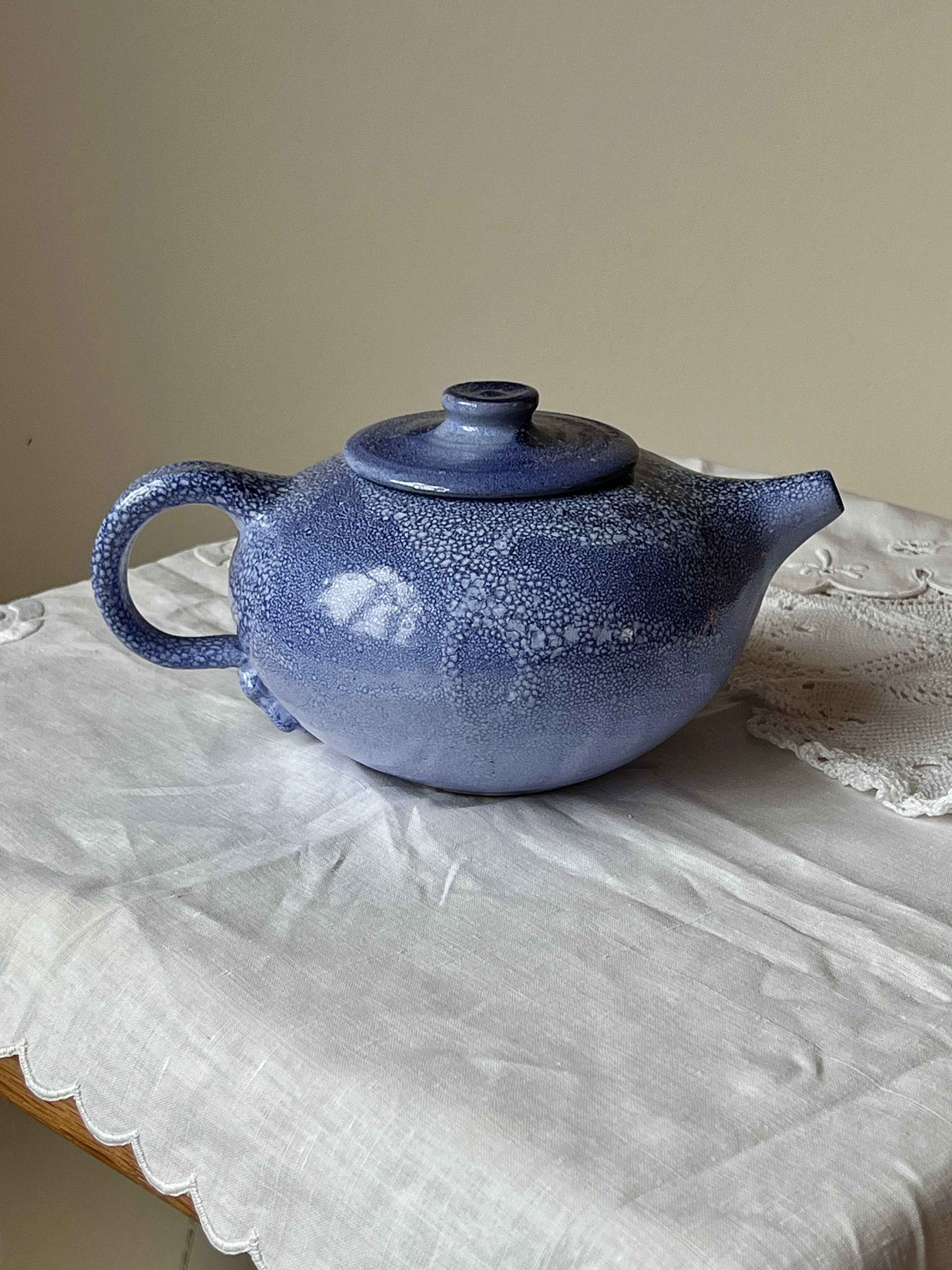 Vintage tekande med blå glasur og organisk form · H12 x L23 x B16 cm