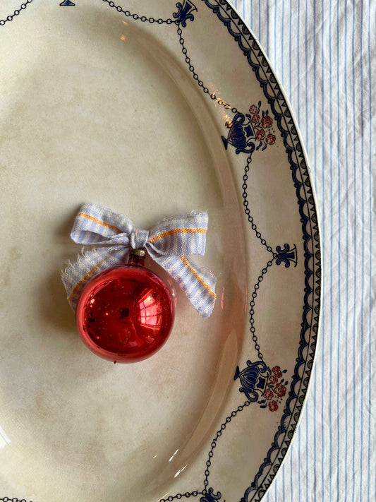 Glasjulekugle med sløjfe af vintage tekstil