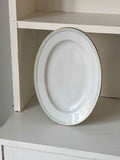 Vintage porcelænserveringsfad med lyseblå og guldkant · L32,5 x B23 cm