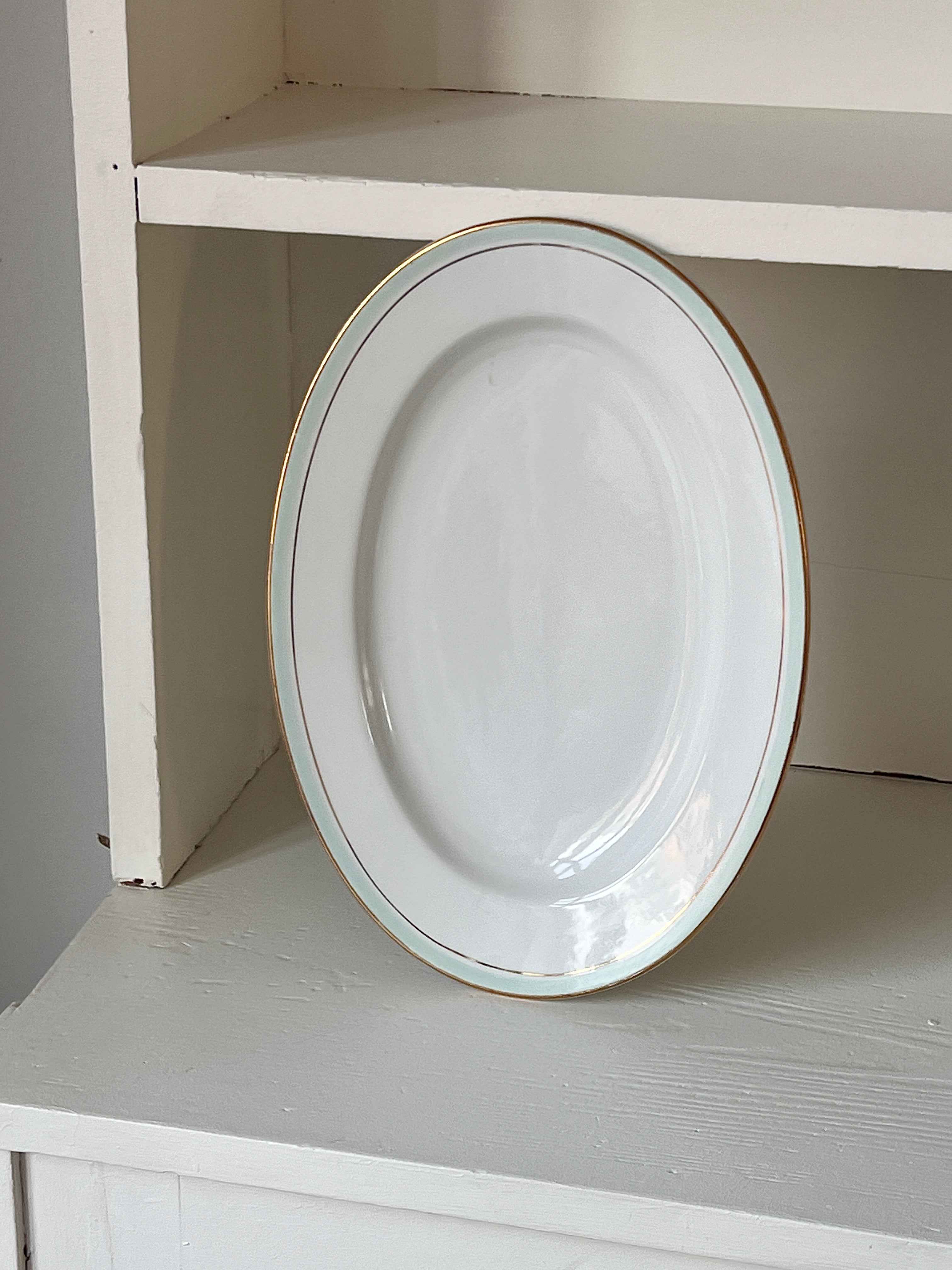 Vintage porcelænserveringsfad med lyseblå og guldkant · L32,5 x B23 cm