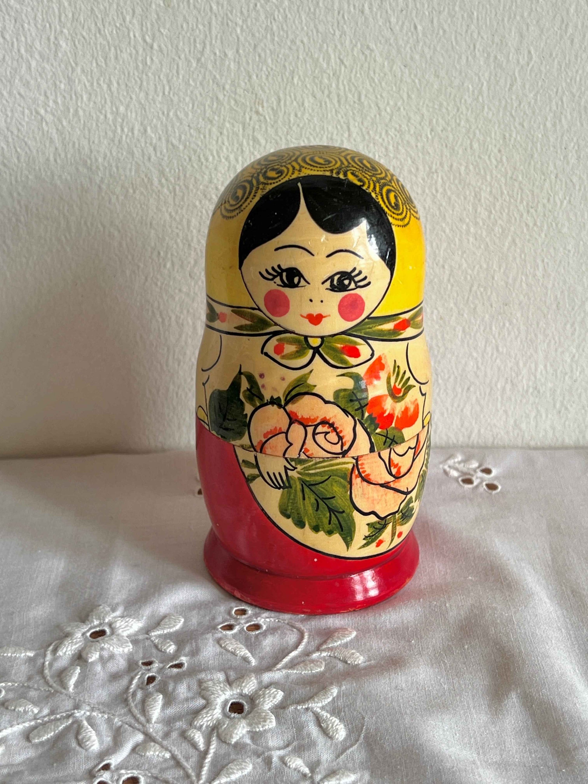 Babushka dukke – håndmalet træfigur H12 cm