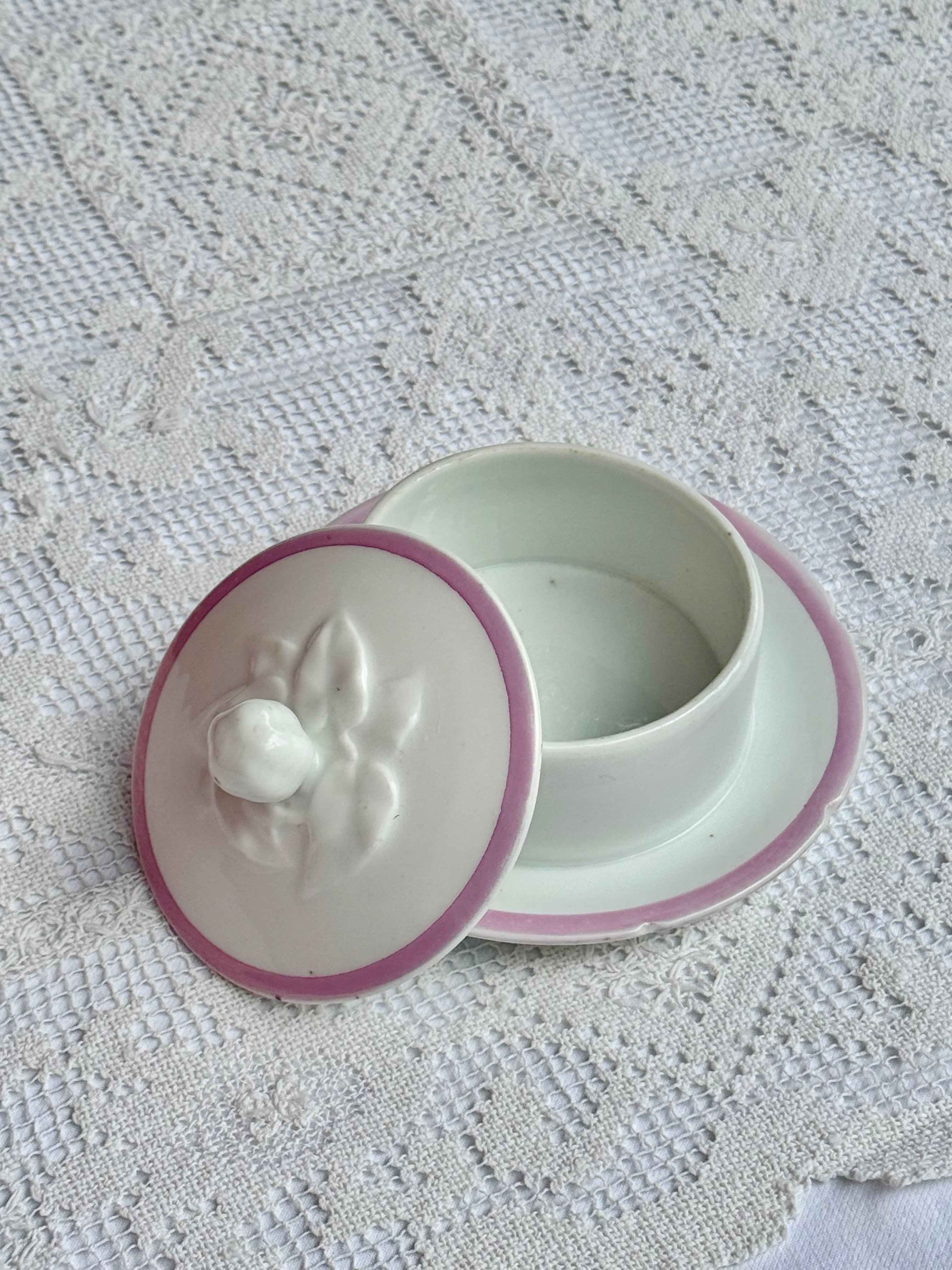 Sukkerskål i porcelæn med låg og lyserød kant