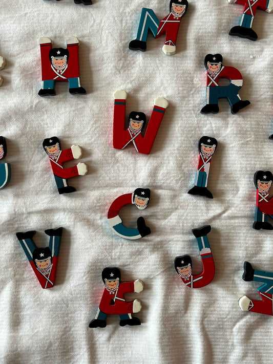 Bogstaver i træ med gardermotiv