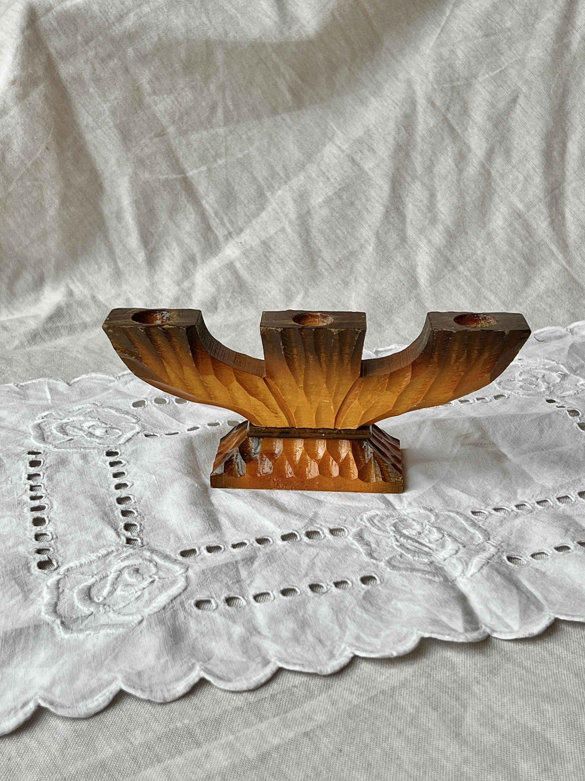 Håndskåret svensk trearmet lysestage i træ