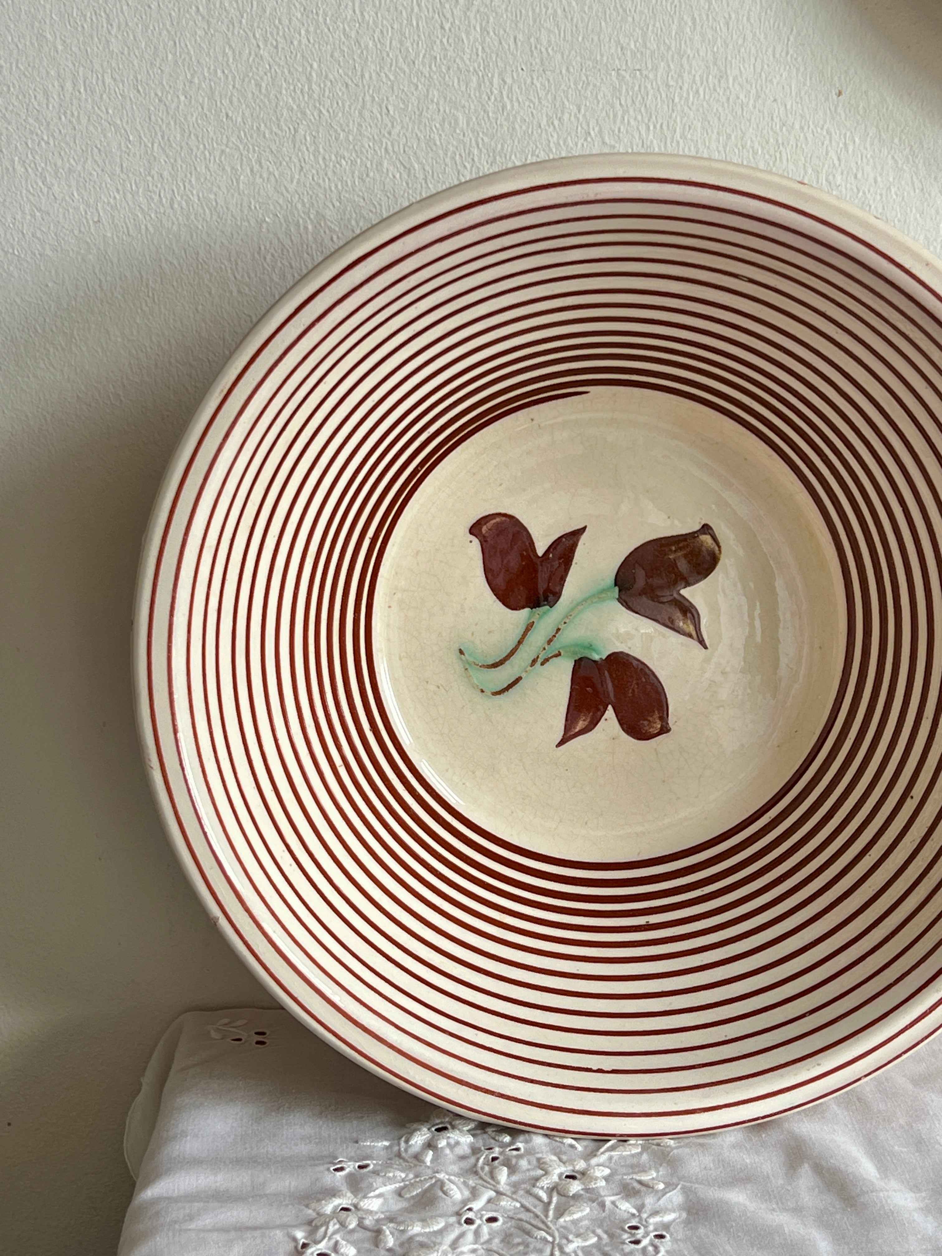 Lerfad med striber og blomstret motiv
