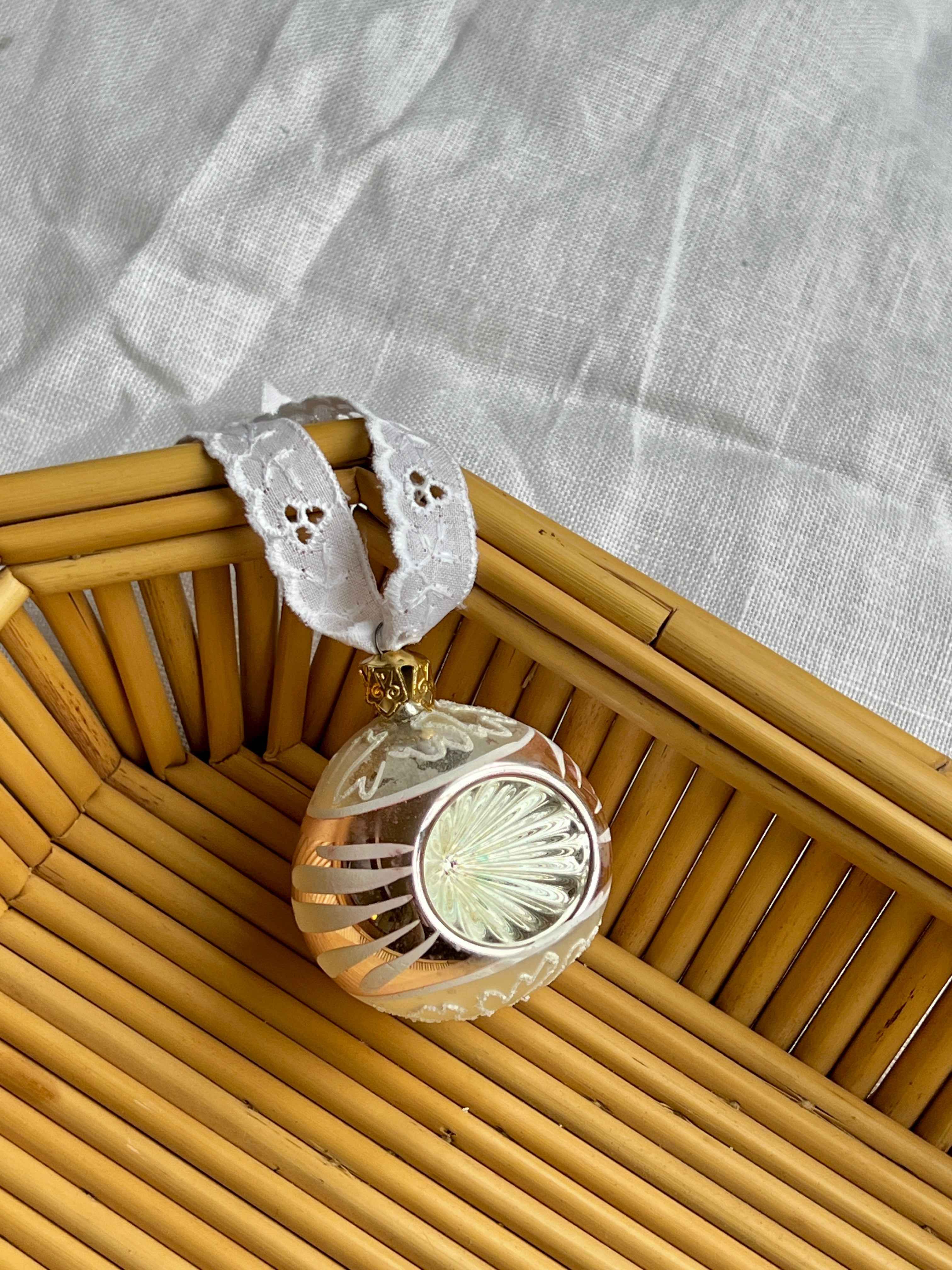 Franske julekugler i glas med broderi anglaise bånd