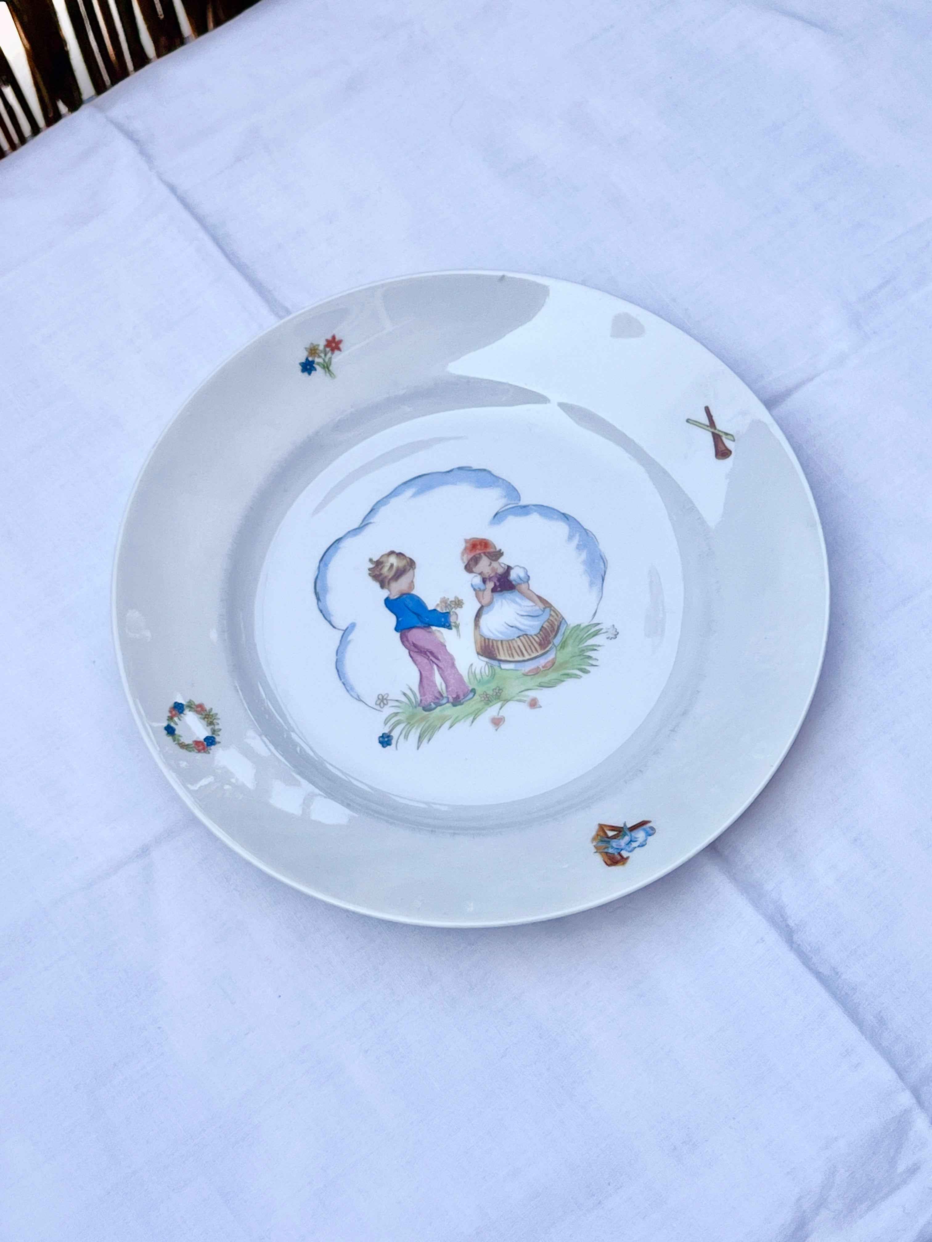 Tallerken i porcelæn med håndmalet motiv