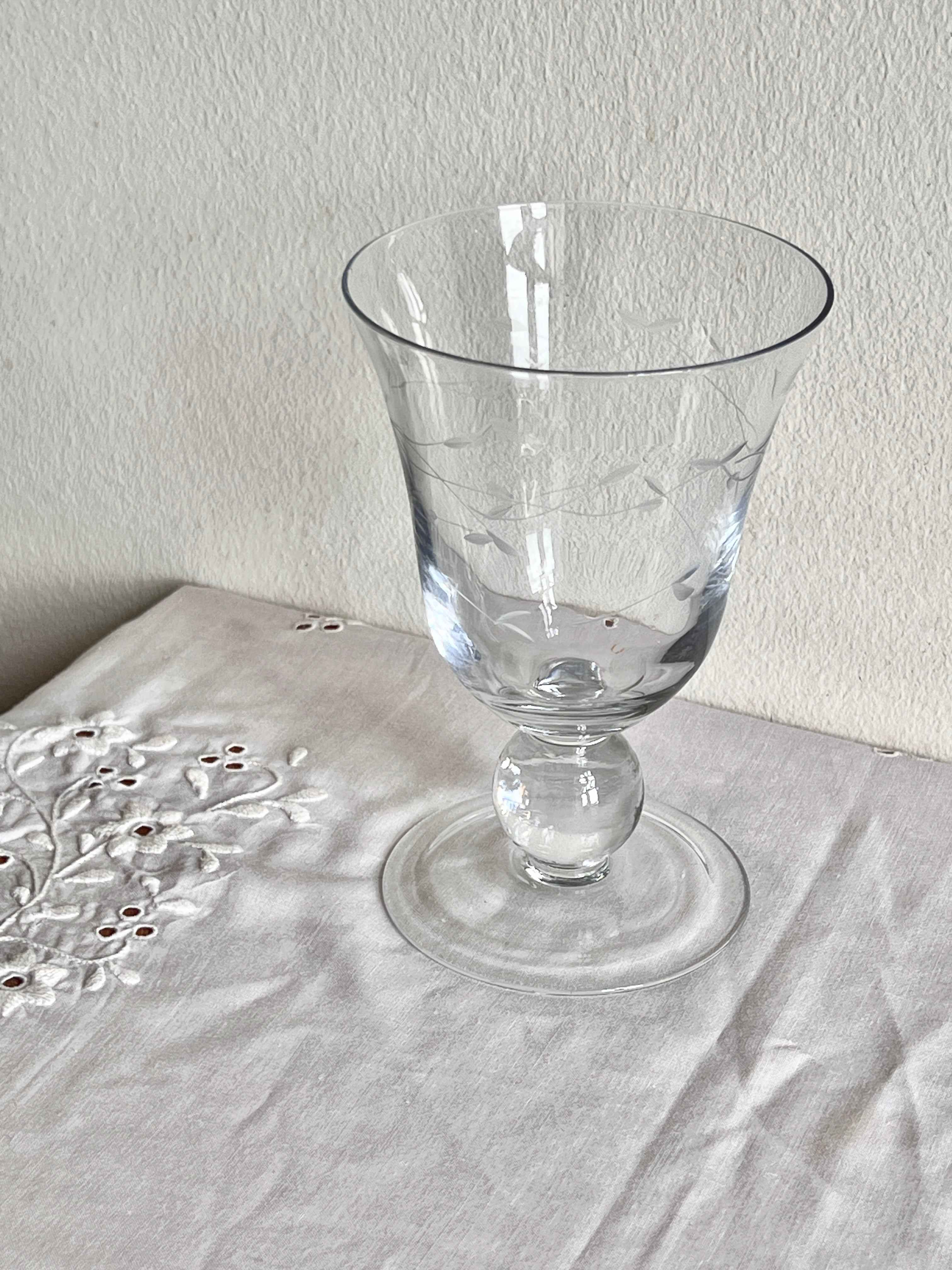 Glasvase med håndskåret motiv