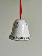 Håndmalet  porcelænsklokke med rødt bånd – H6 cm