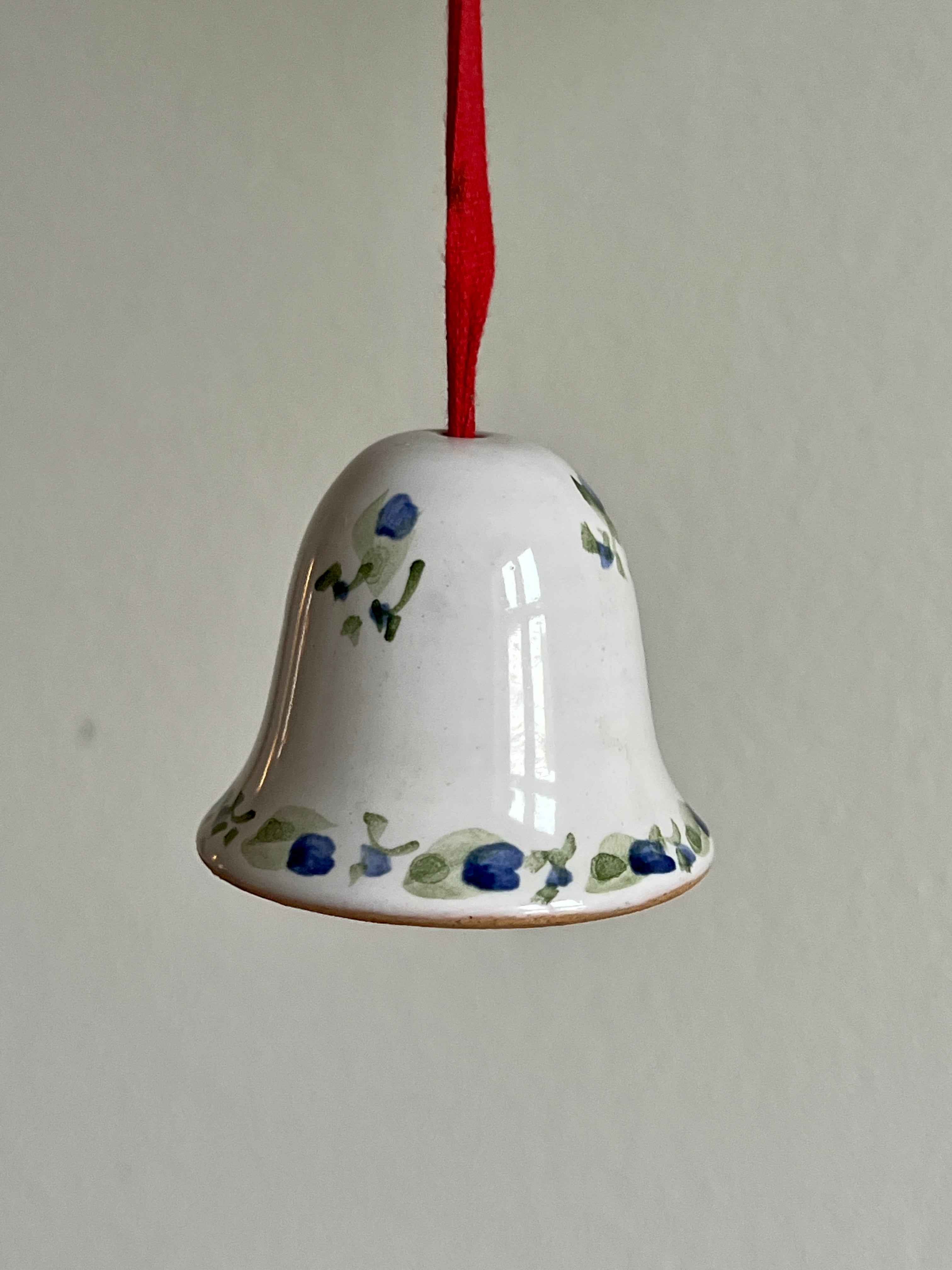 Håndmalet  porcelænsklokke med rødt bånd – H6 cm