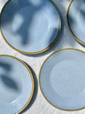 Lyseblå tallerkner i keramik med prikket glasur, Ø22