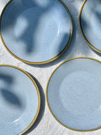 Lyseblå tallerkner i keramik med prikket glasur, Ø22