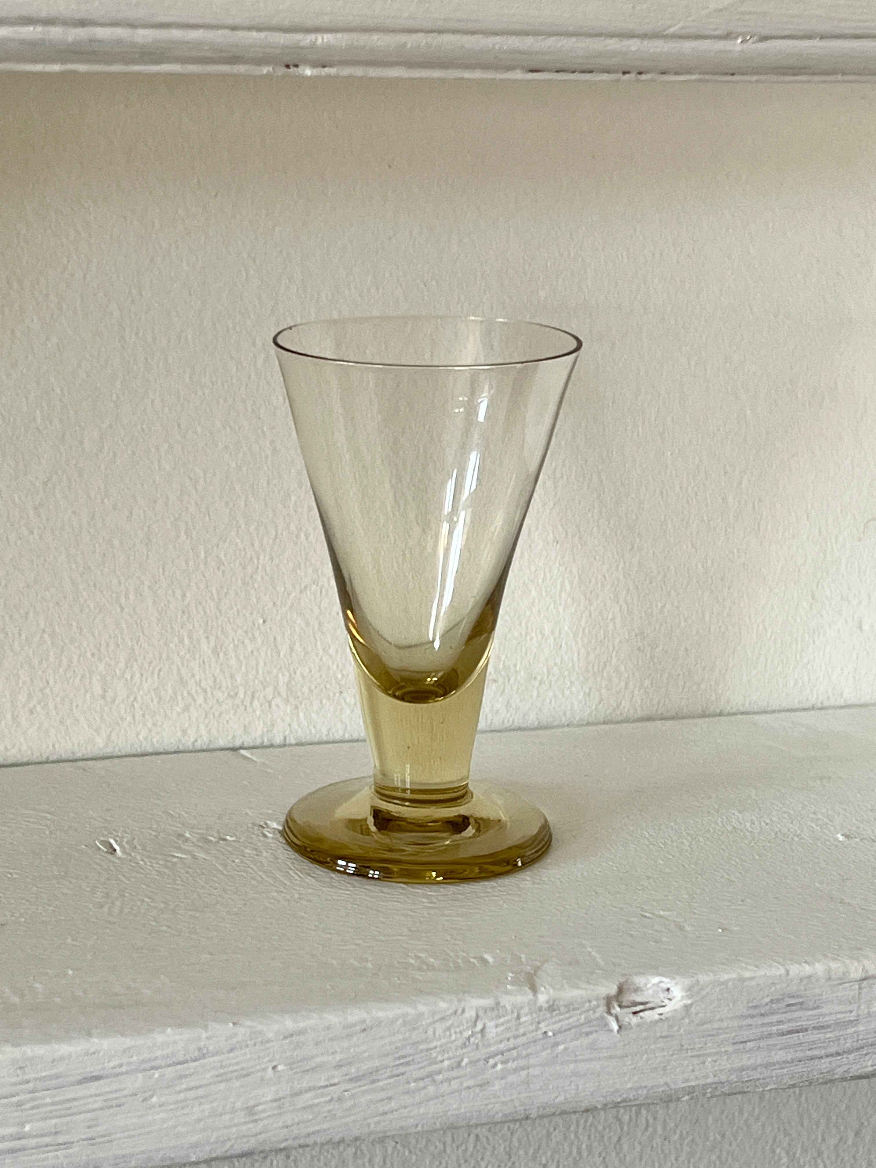 Vintage likørglas i gyldent glas