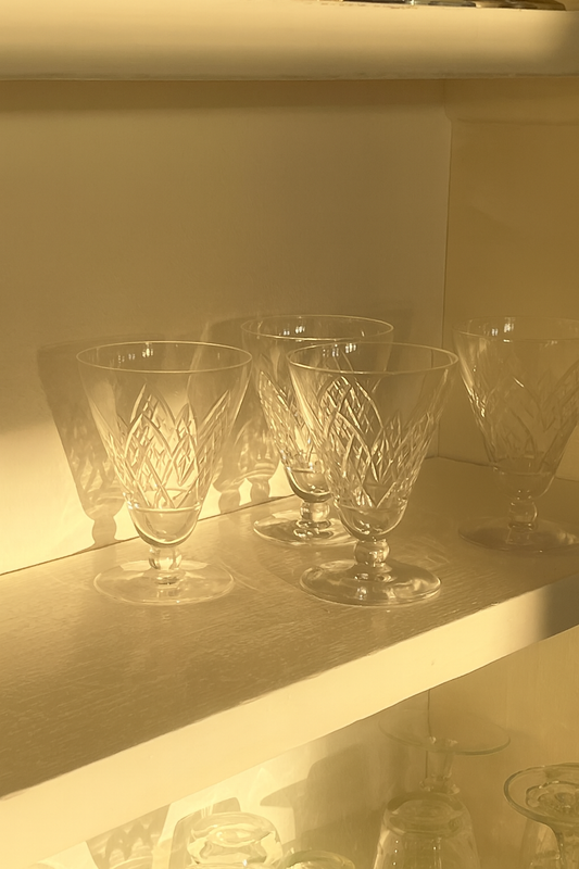 Sæt á 4 små vinglas med slebet mønster