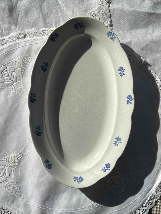 Serveringsfad med blå blomstermotiv i porcelæn