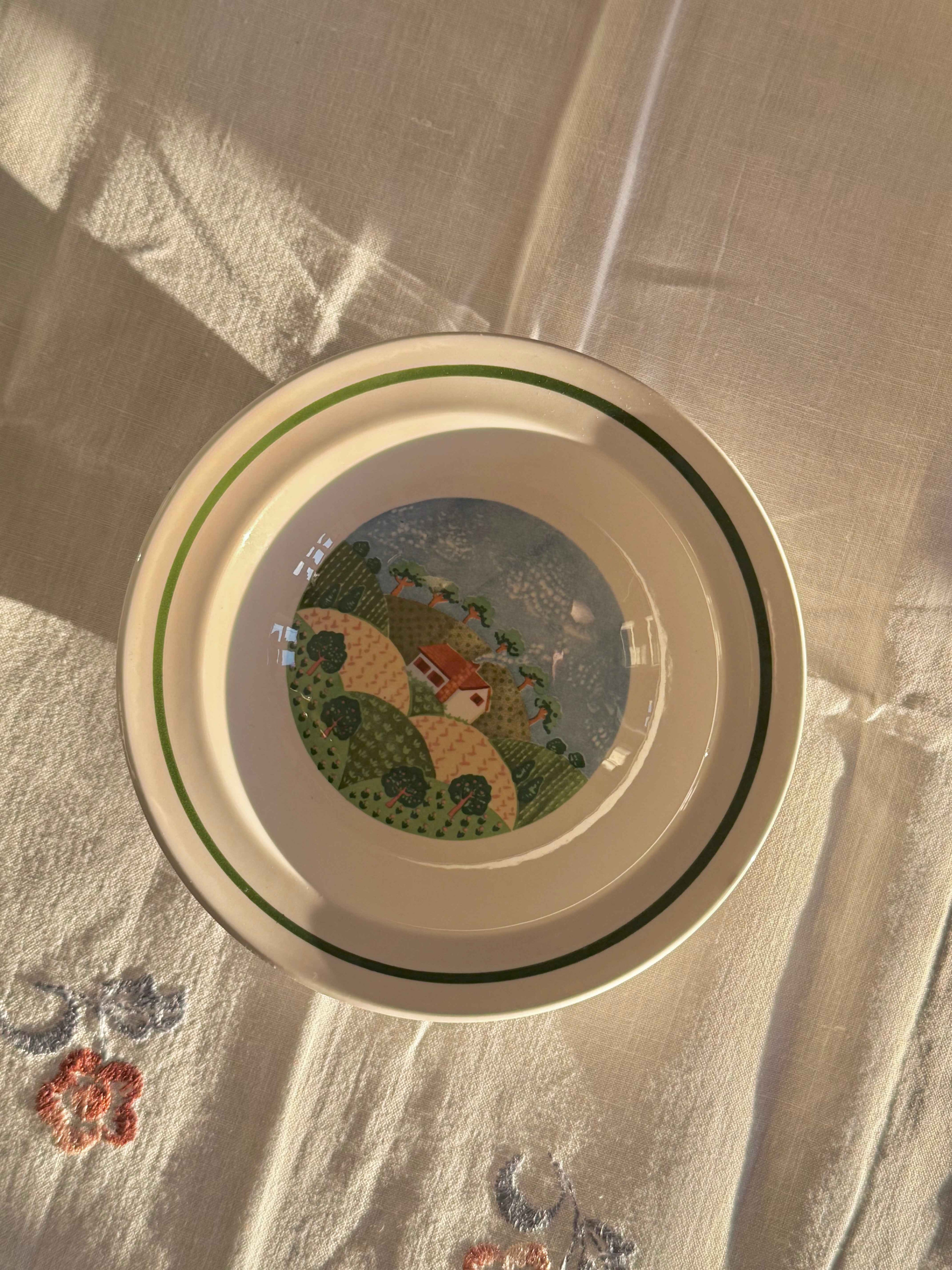 Morgenmadsskål med landligt motiv