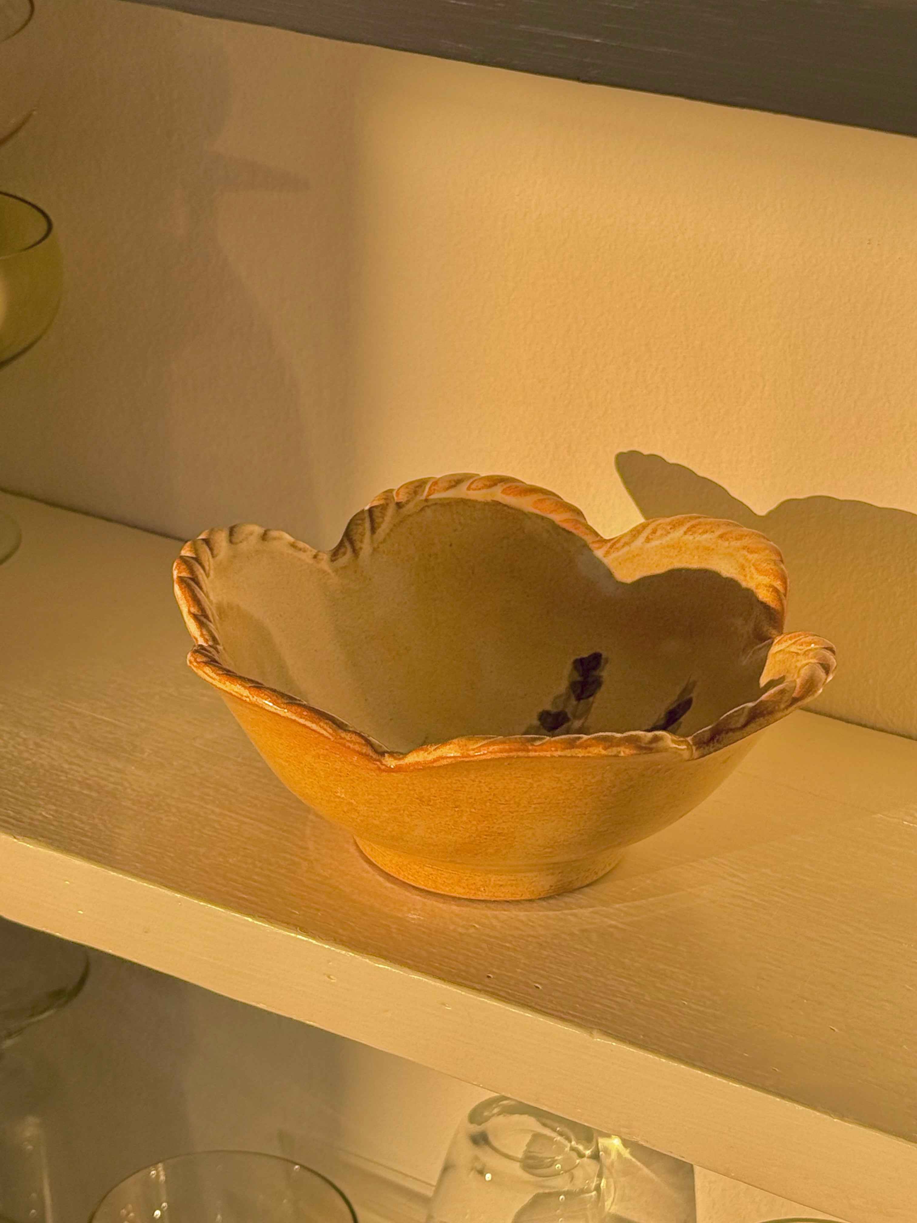 Fransk blomsterskål i håndmalet keramik