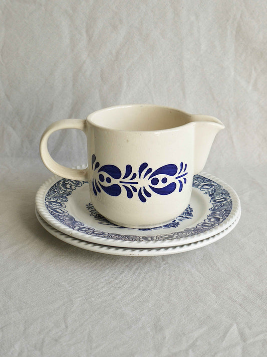 Blå stentøjskande med håndtag og hældetud – vintage keramik