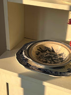 Stort vintage engelsk porcelænsfad med dekoration · L39,5 x B33 cm