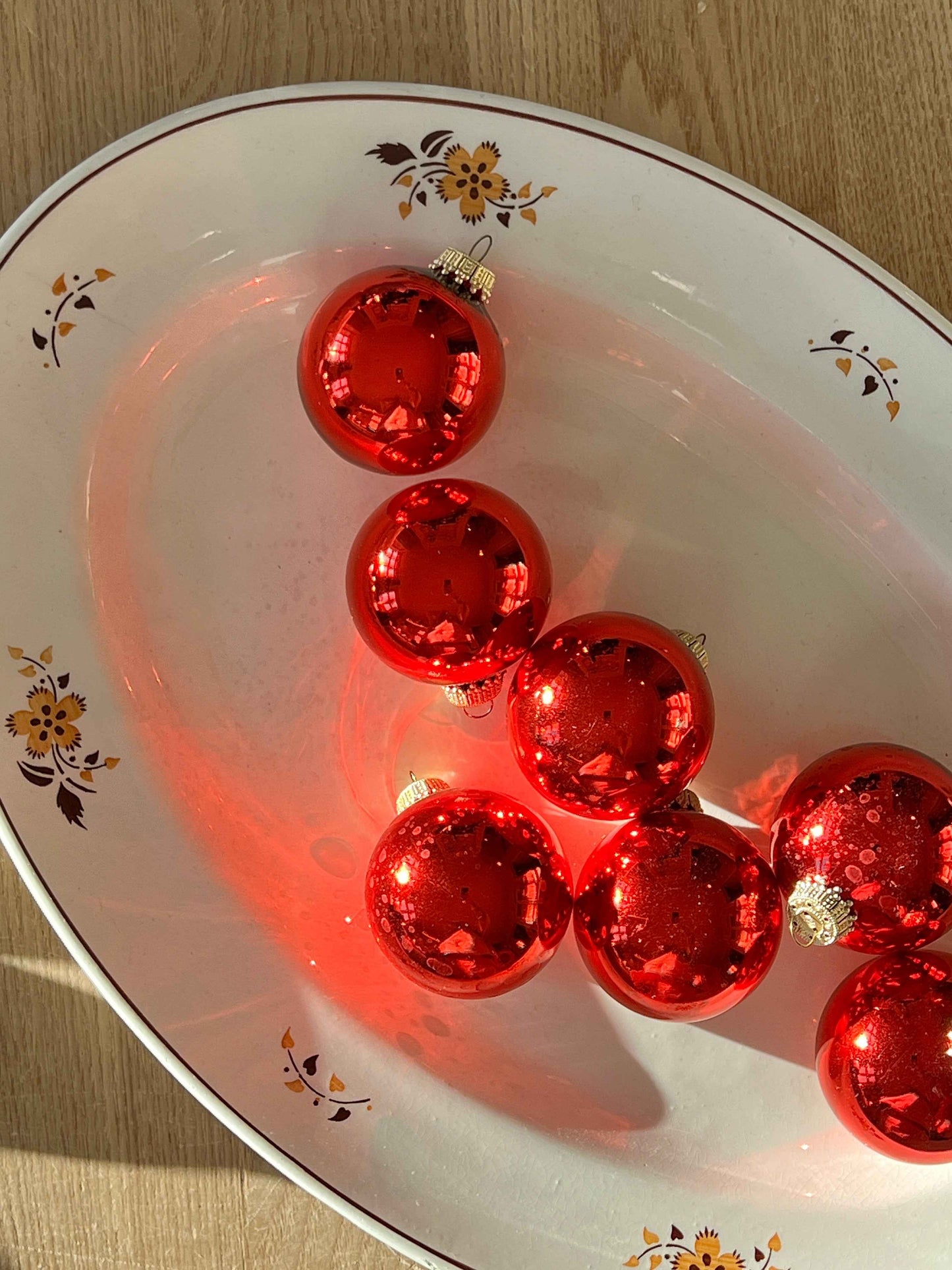 Fransk vintage julekugle i rød – Ø7 cm (silkebånd ophæng)