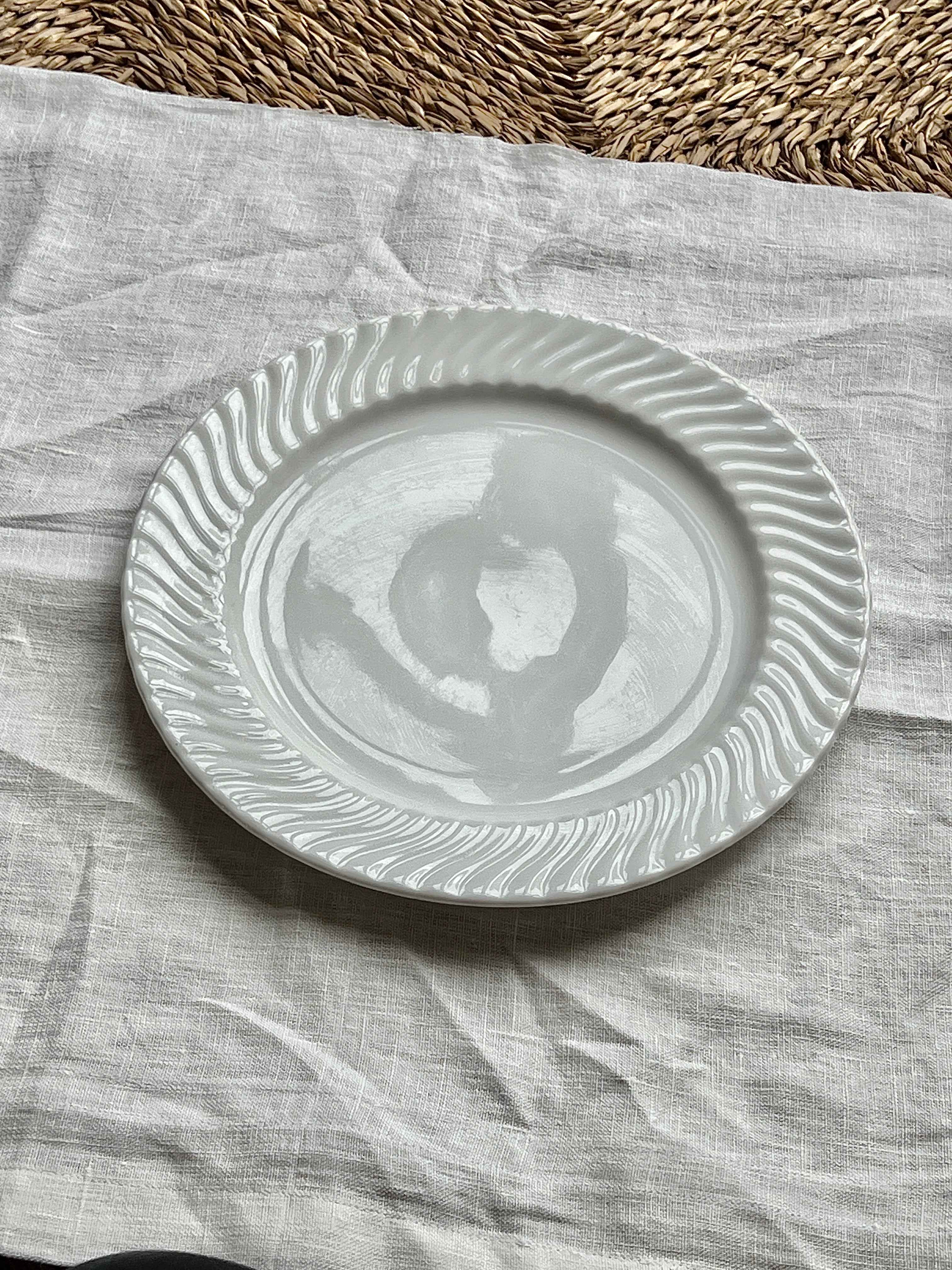 Porcelænsfad med swirl kant