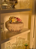 Keramikskål med låg og blomsterrelief