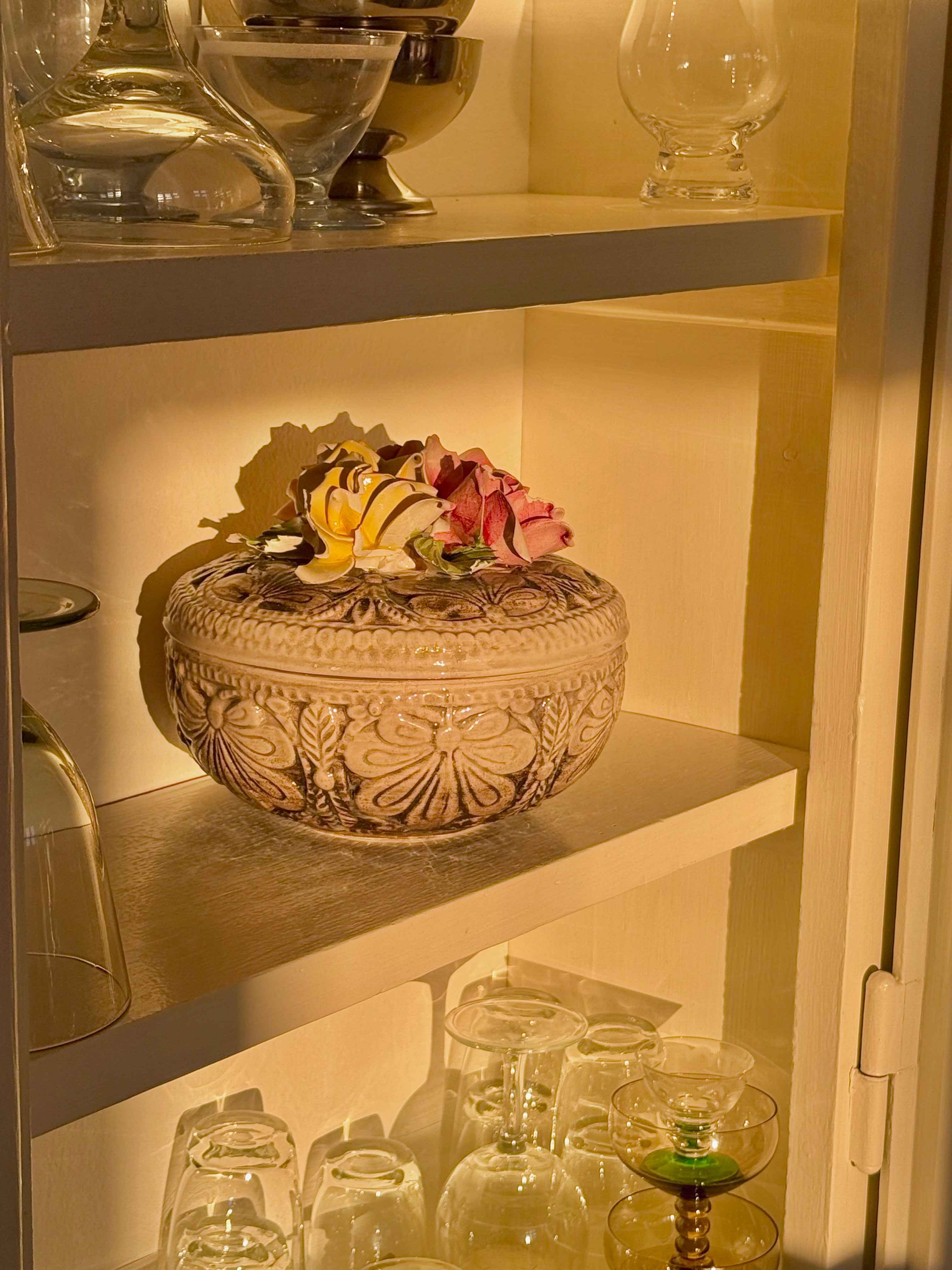 Keramikskål med låg og blomsterrelief