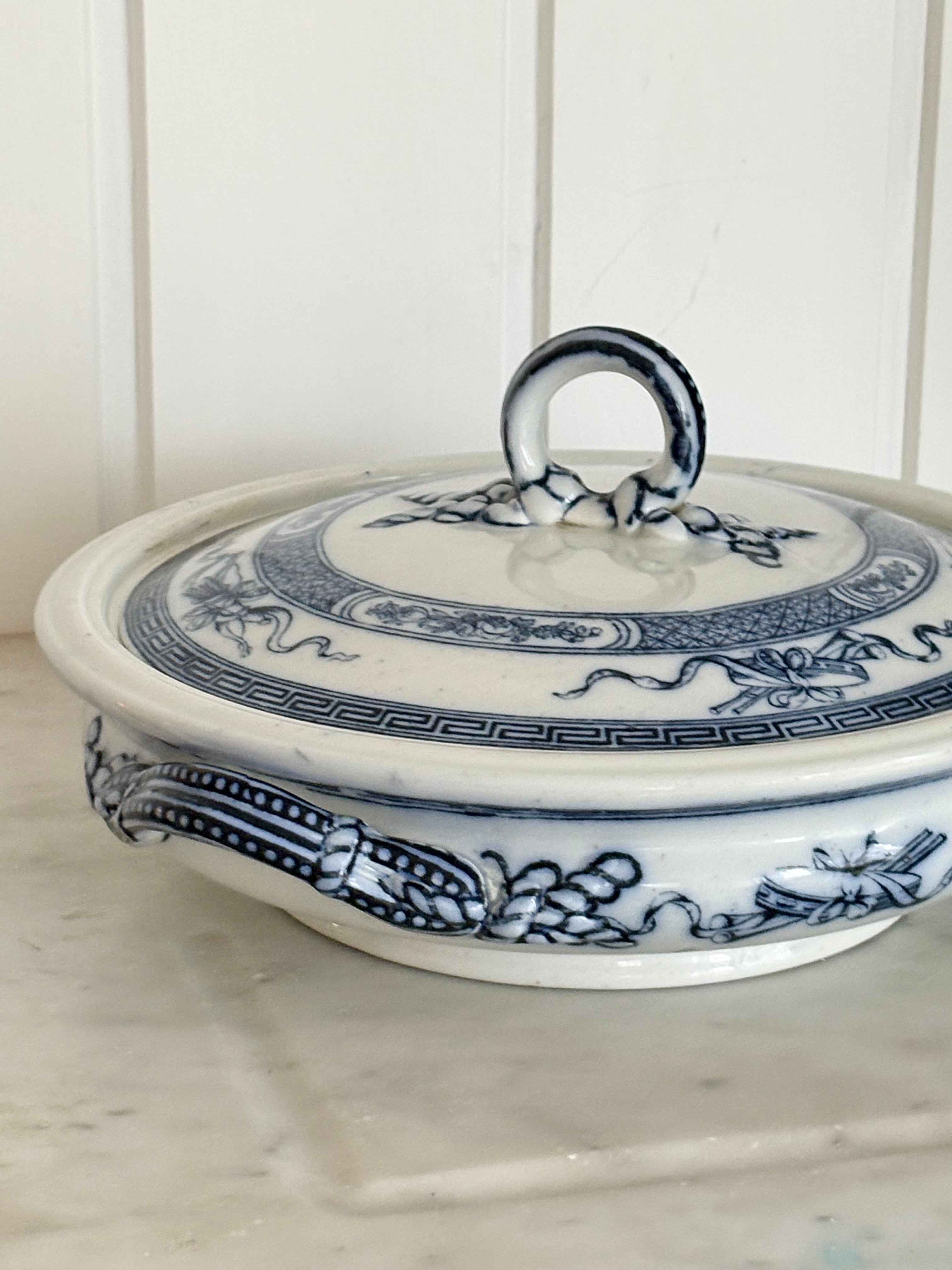 Vintage Terrin med Låg “Trophies” – Porcelæn fra England (Ø 28,5 cm)