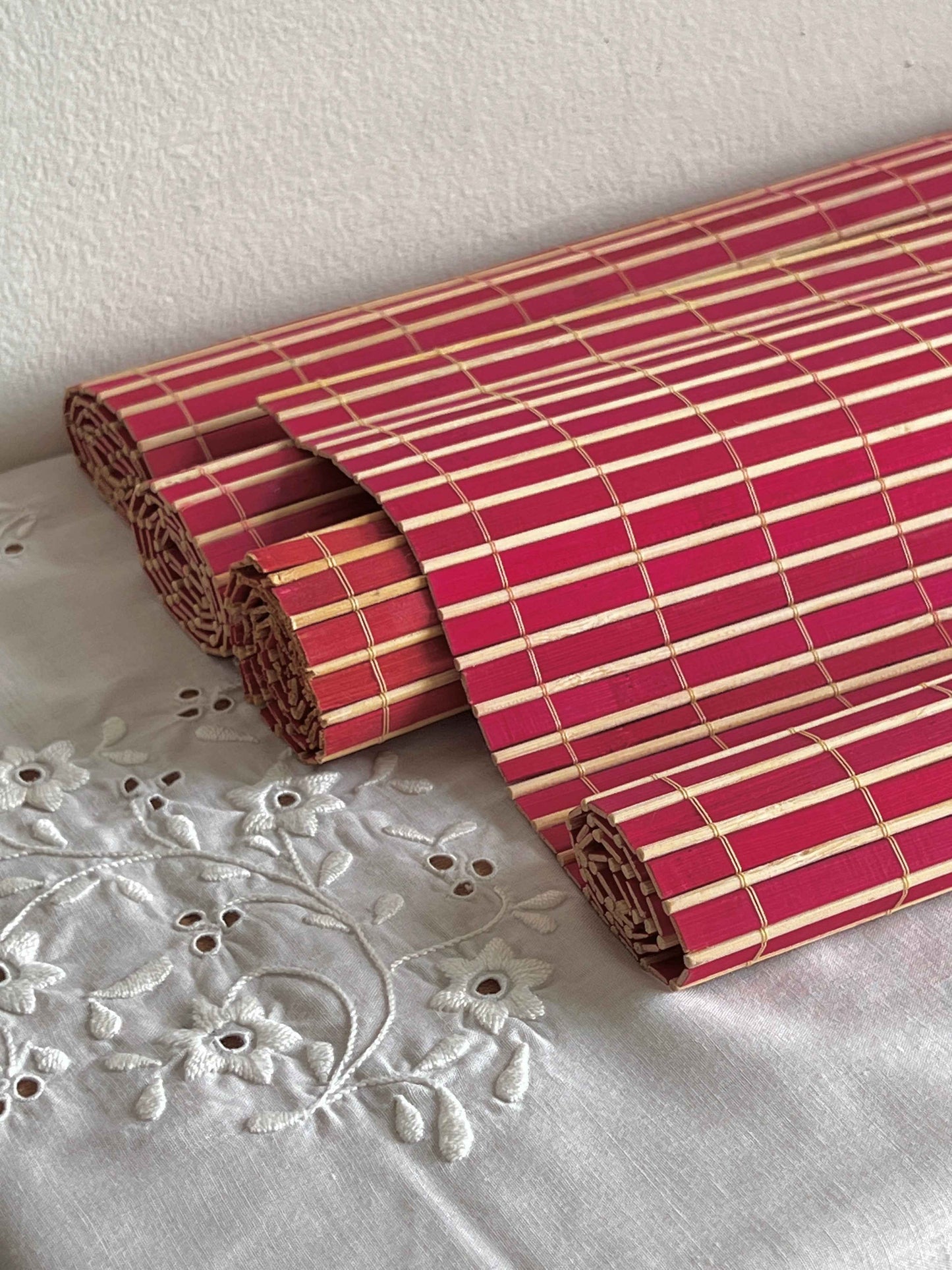 Dækkeservietter i bambus, mørk pink