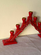 Rød lysestage i træ