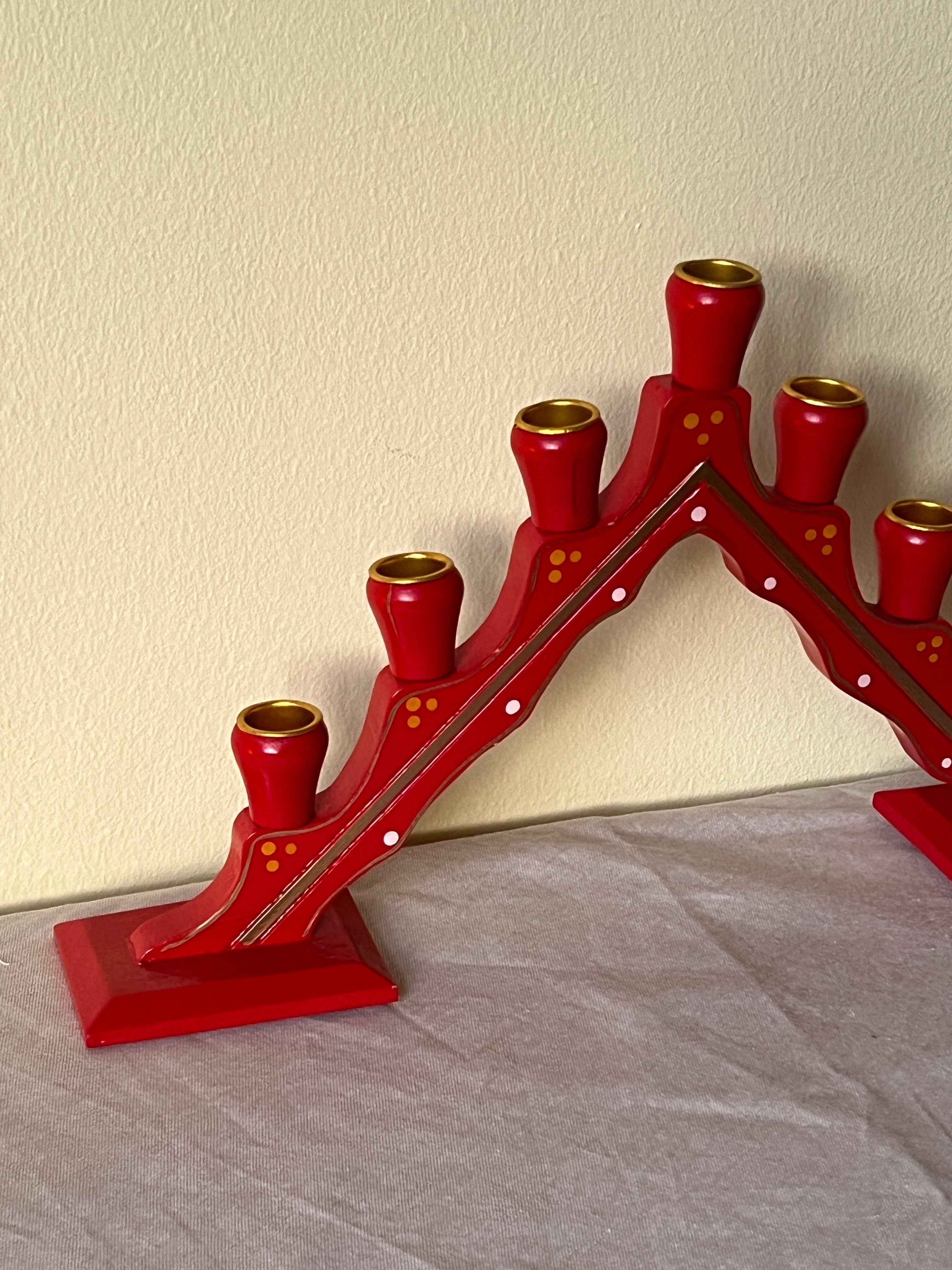 Rød lysestage i træ