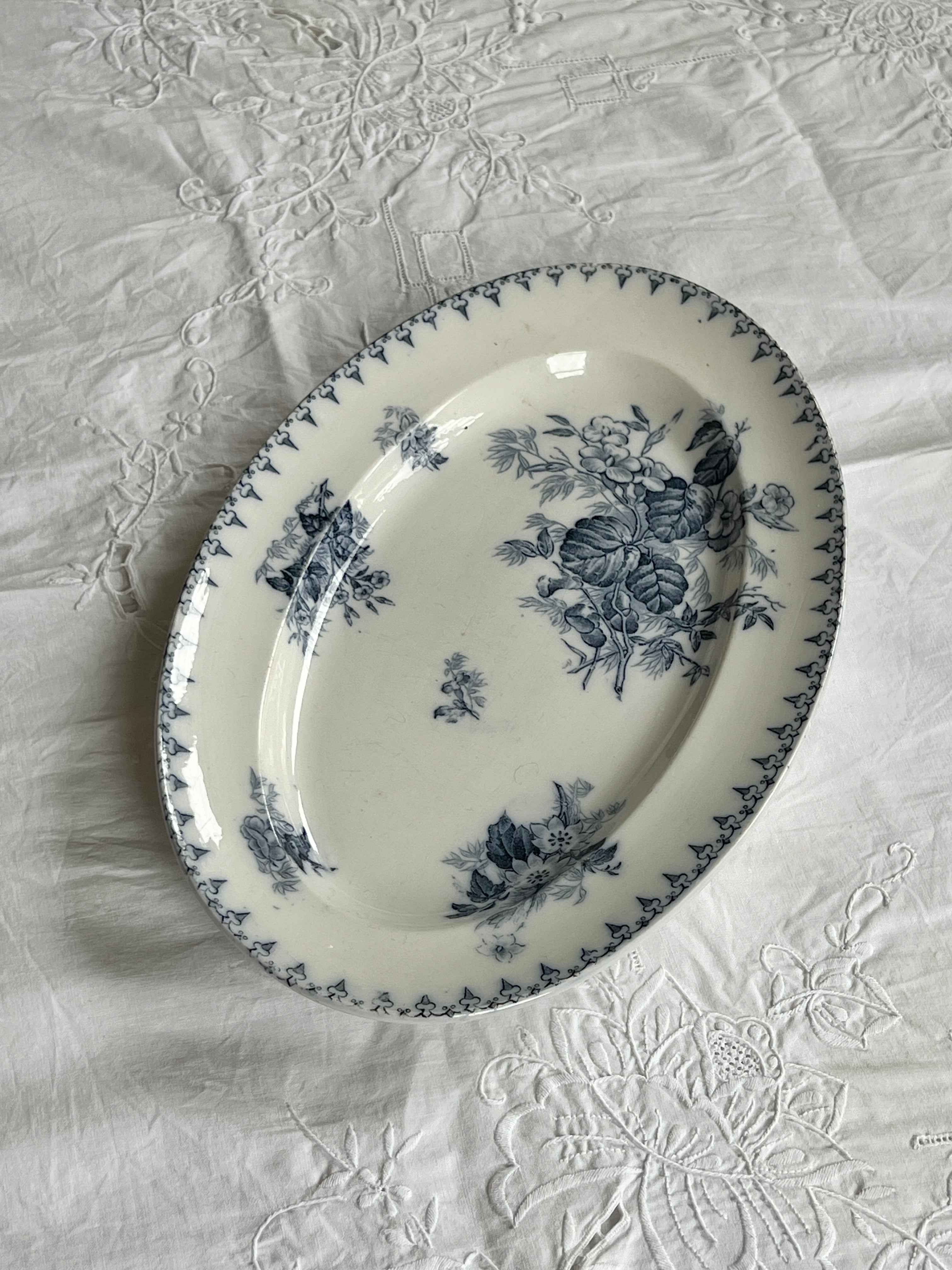 Fransk Vintage Fad “Flore” – Elegant Porcelæn (34,5x26,5 cm)
