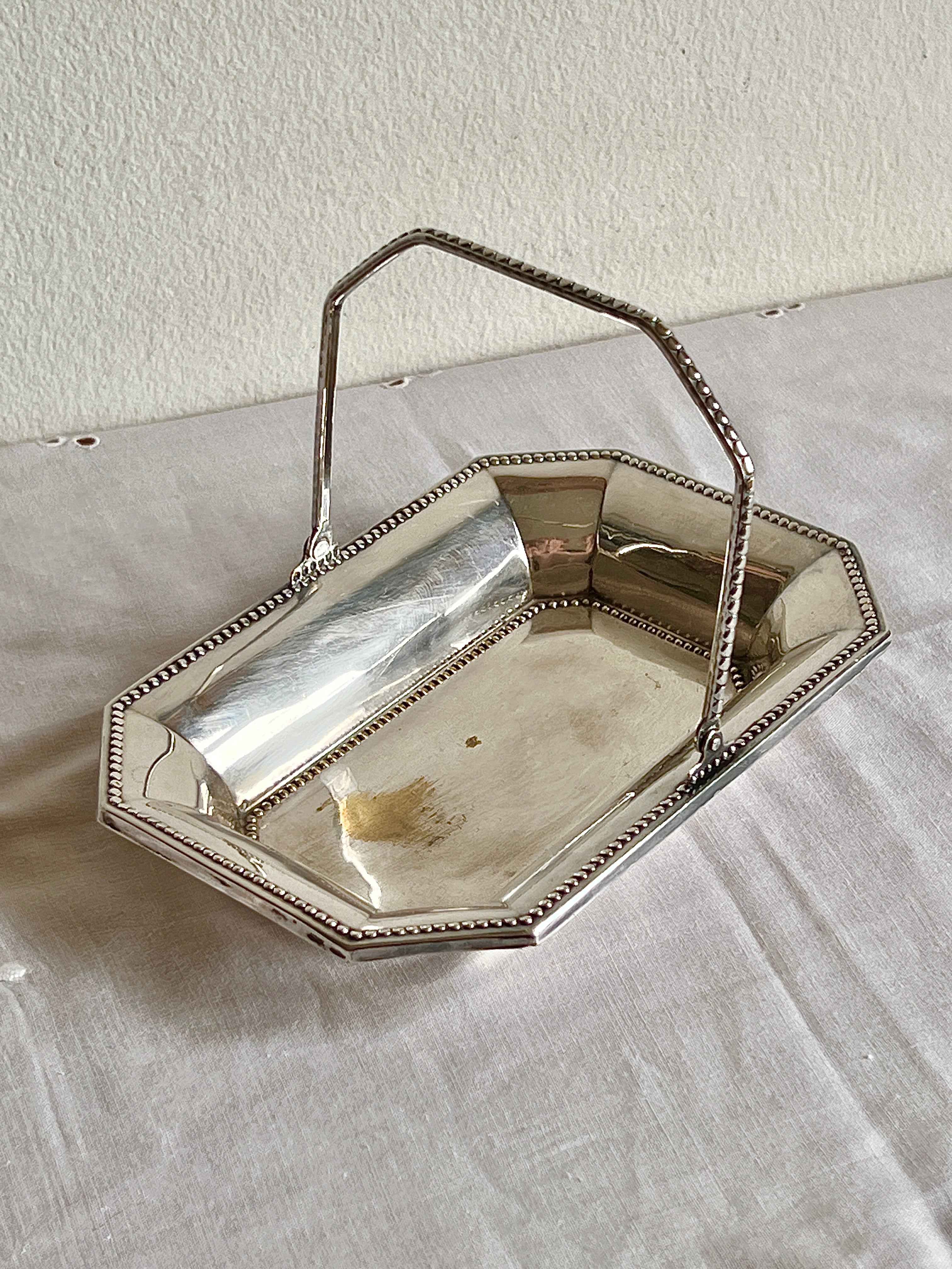 Sølvbakke med bevægelig hank