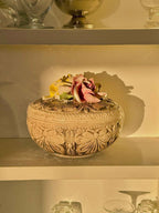 Keramikskål med låg og blomsterrelief