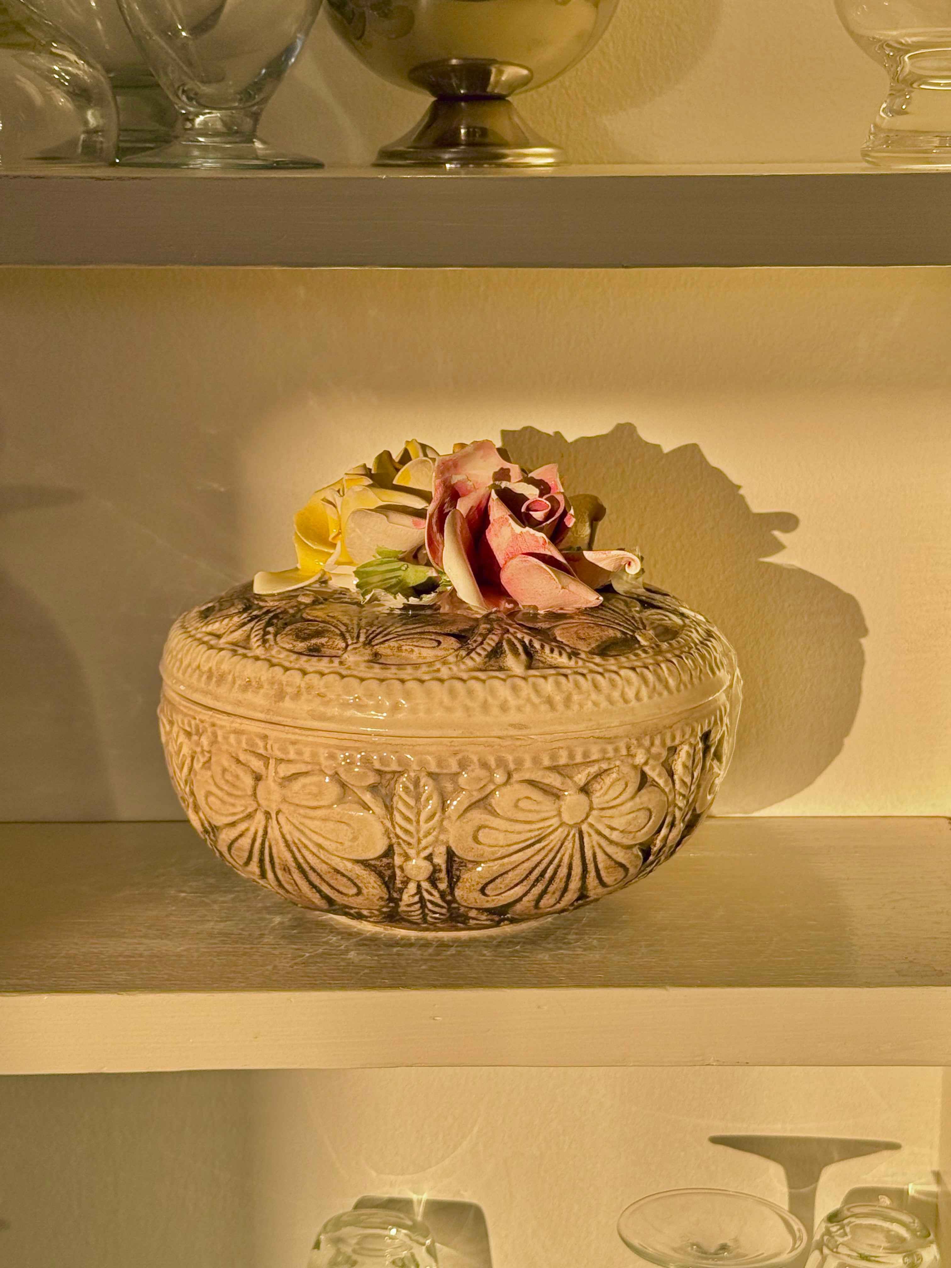 Keramikskål med låg og blomsterrelief