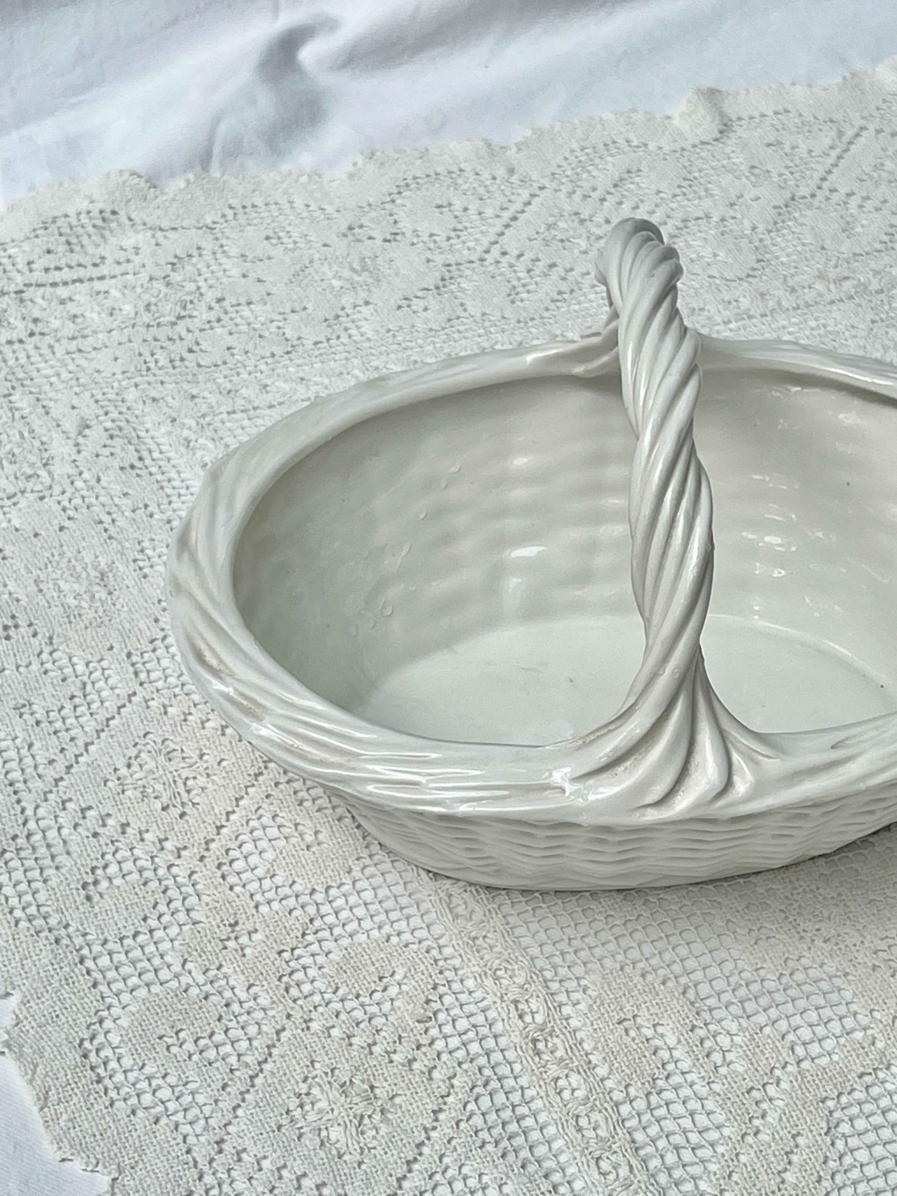 Italiensk porcelænskurv med hank, L26 B20 H16
