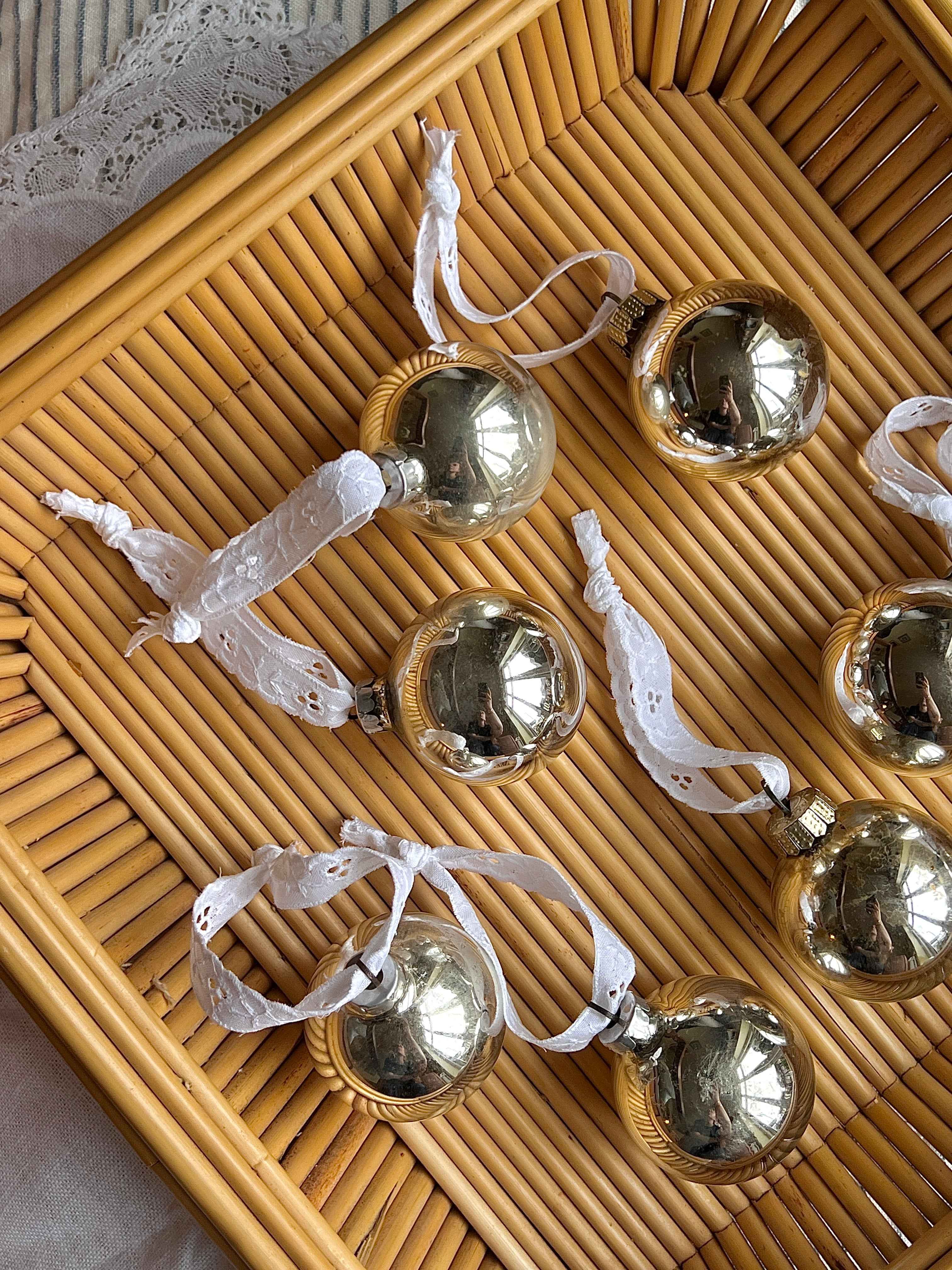 Franske julekugler i sølvglas med vintage broderi anglaise bånd