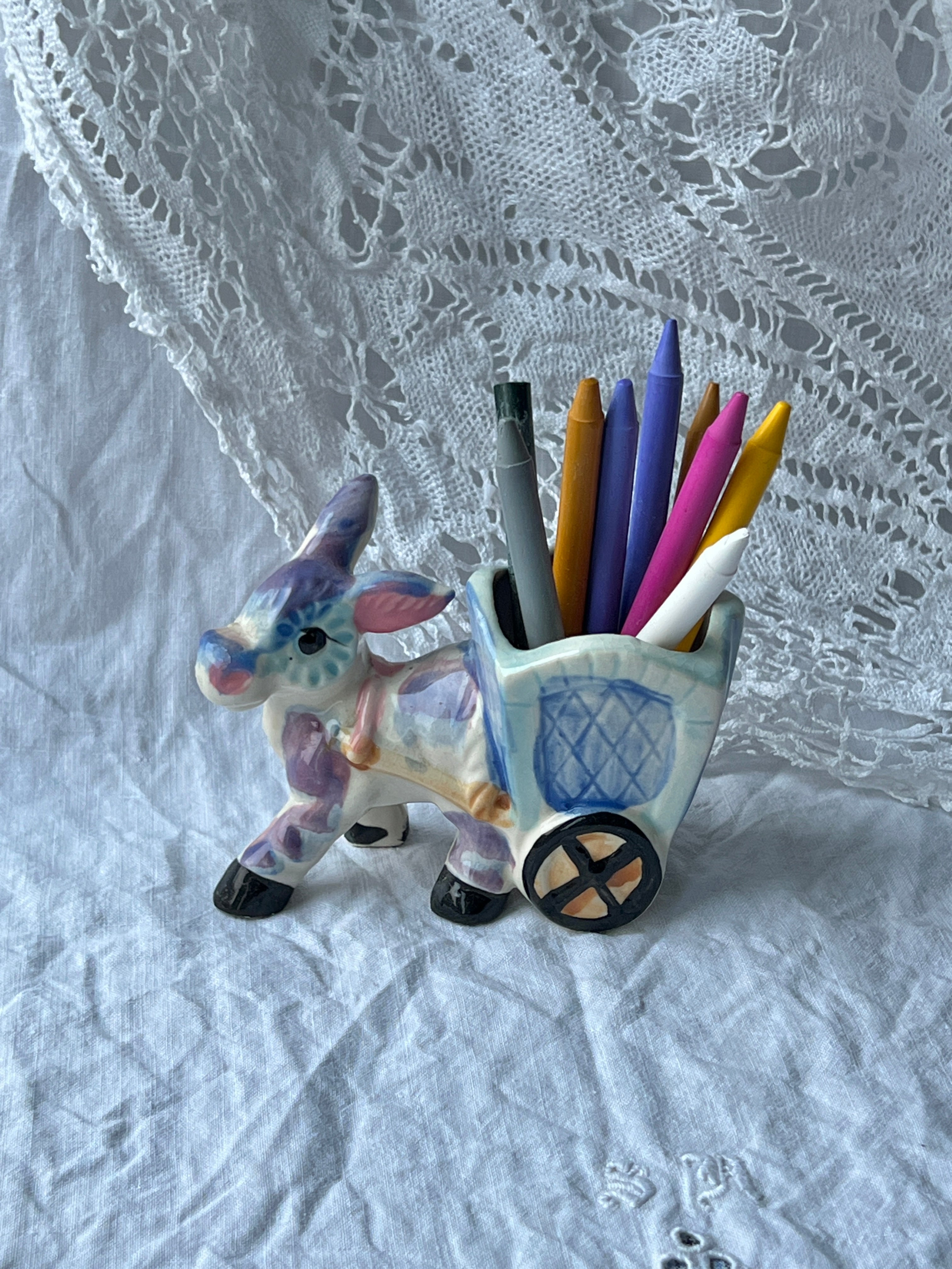 Keramik æsel med vogn – håndmalet figur