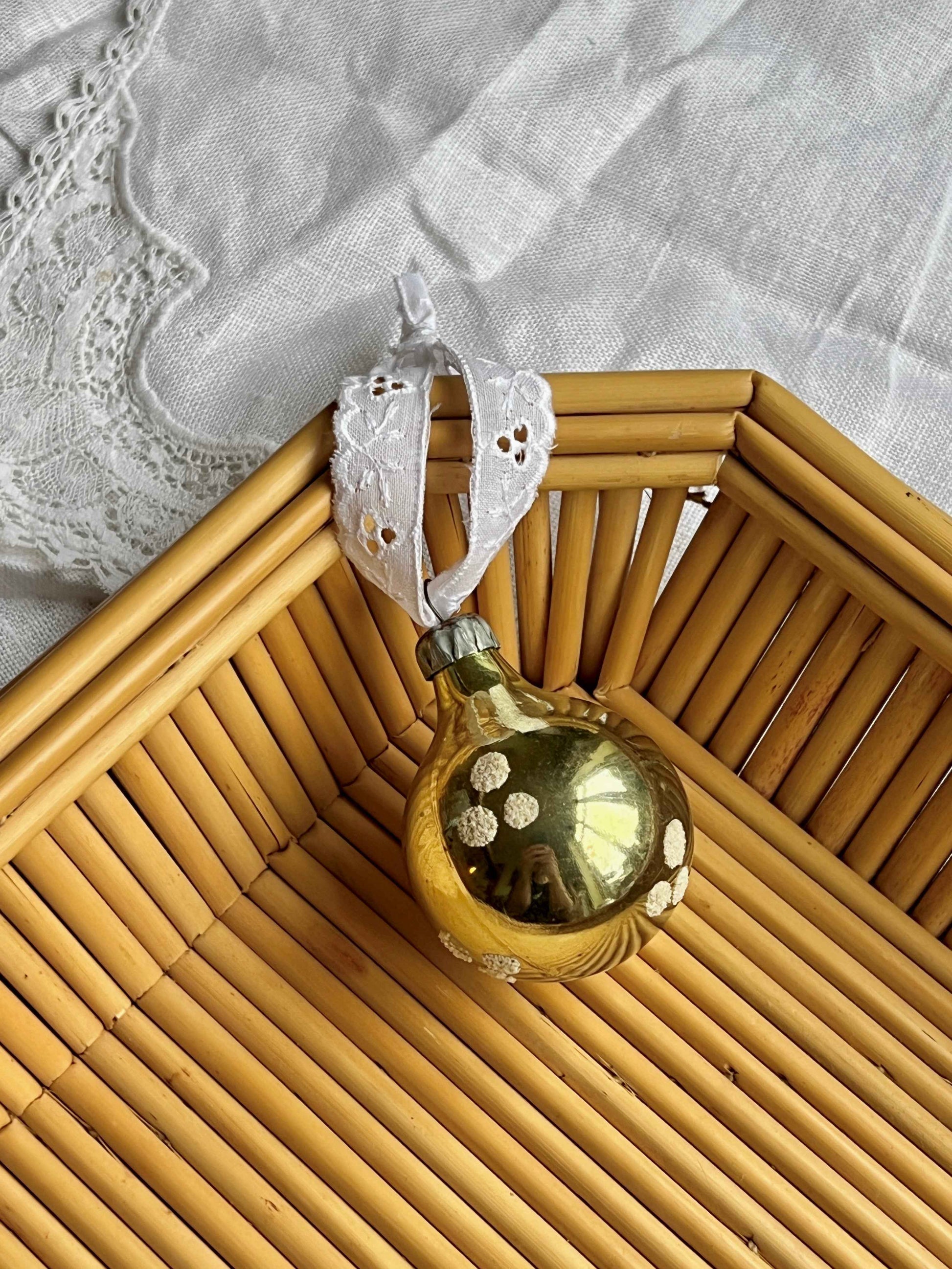 Fransk julekugle i glas med broderi anglaise bånd